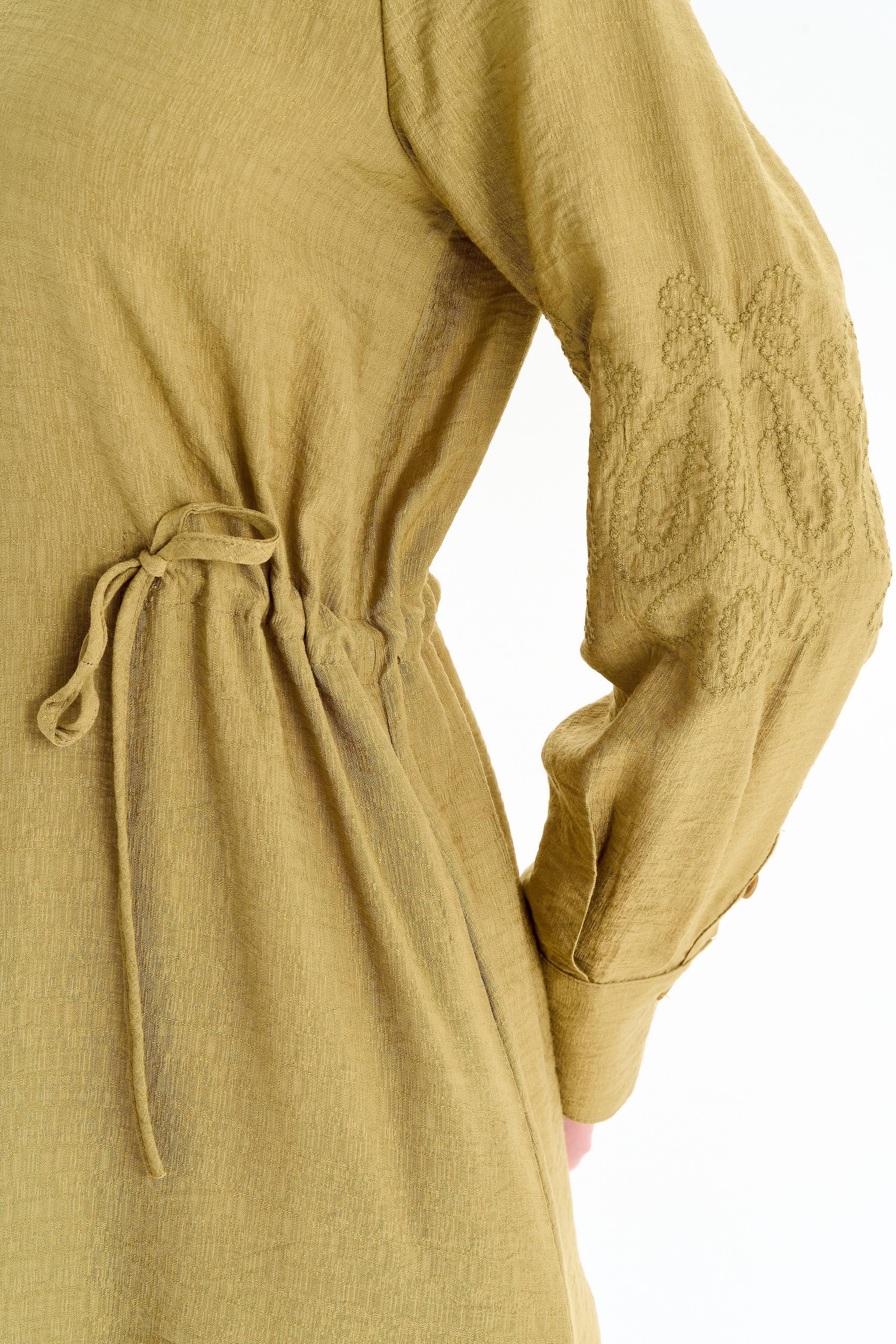 Kollar Nakış Detaylı Yırtmaçlı Giy-Çık - Haki TUGBA