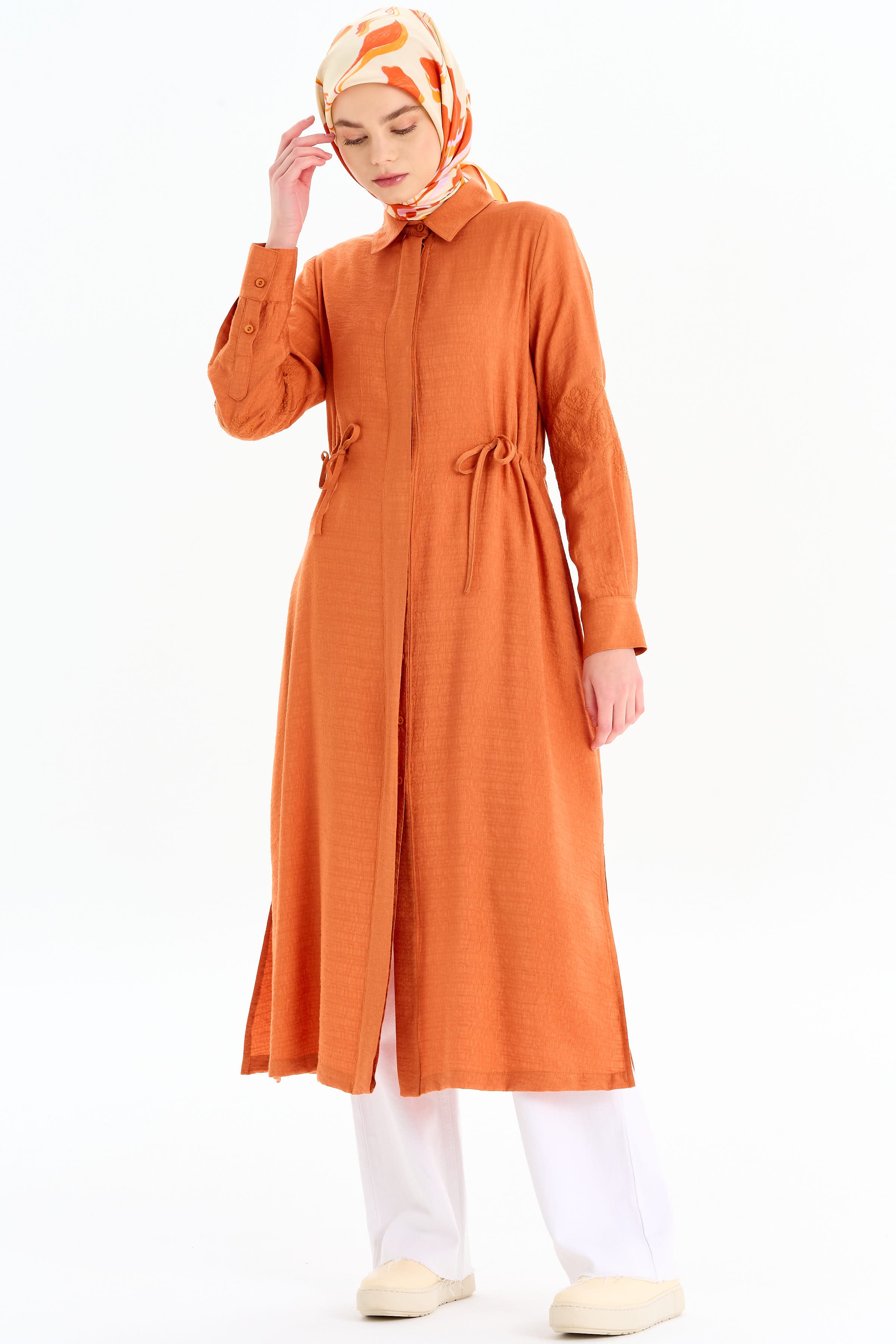 Kollar Nakış Detaylı Yırtmaçlı Giy-Çık - Kiremit TUGBA