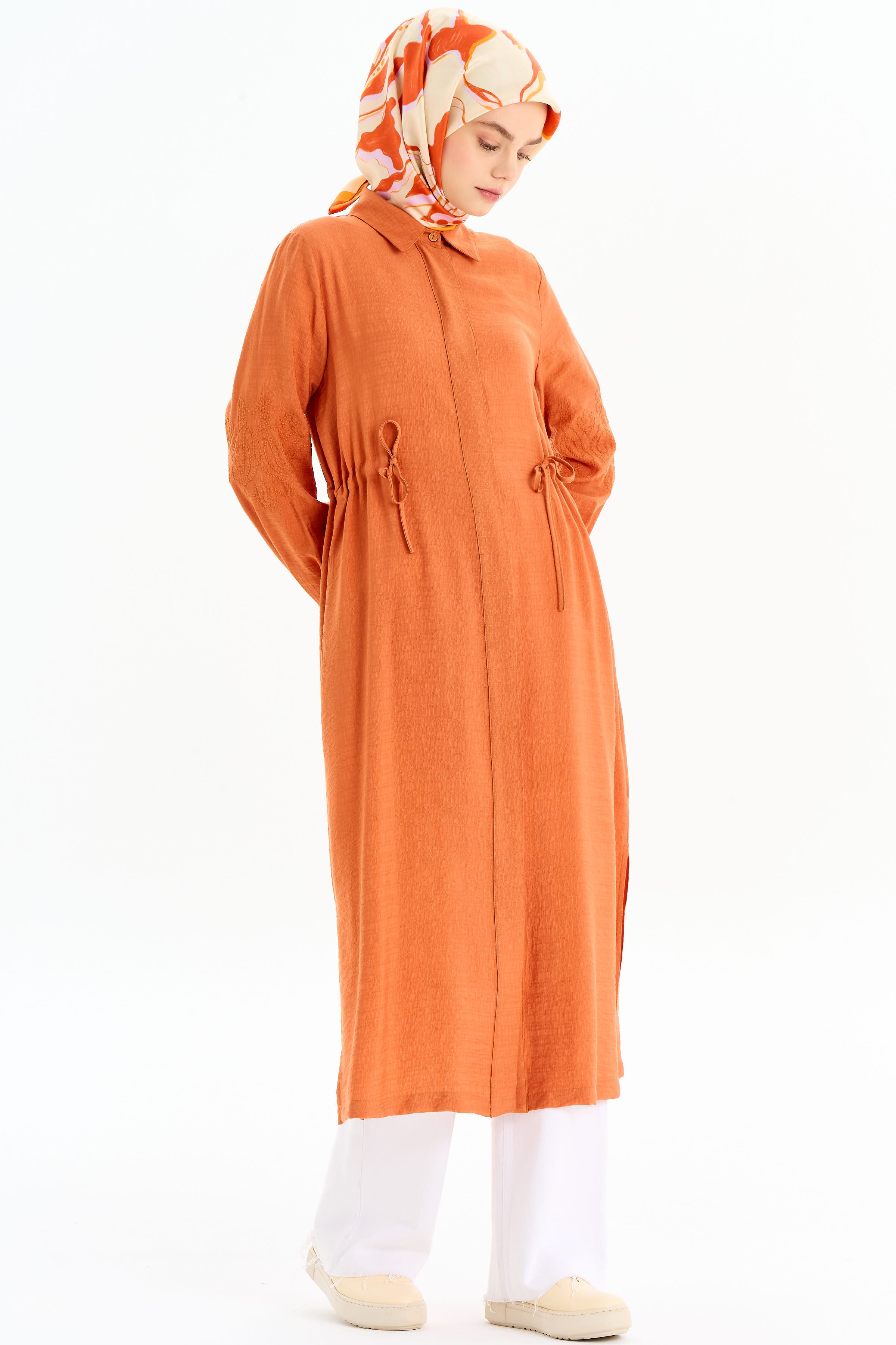 Kollar Nakış Detaylı Yırtmaçlı Giy-Çık - Kiremit TUGBA