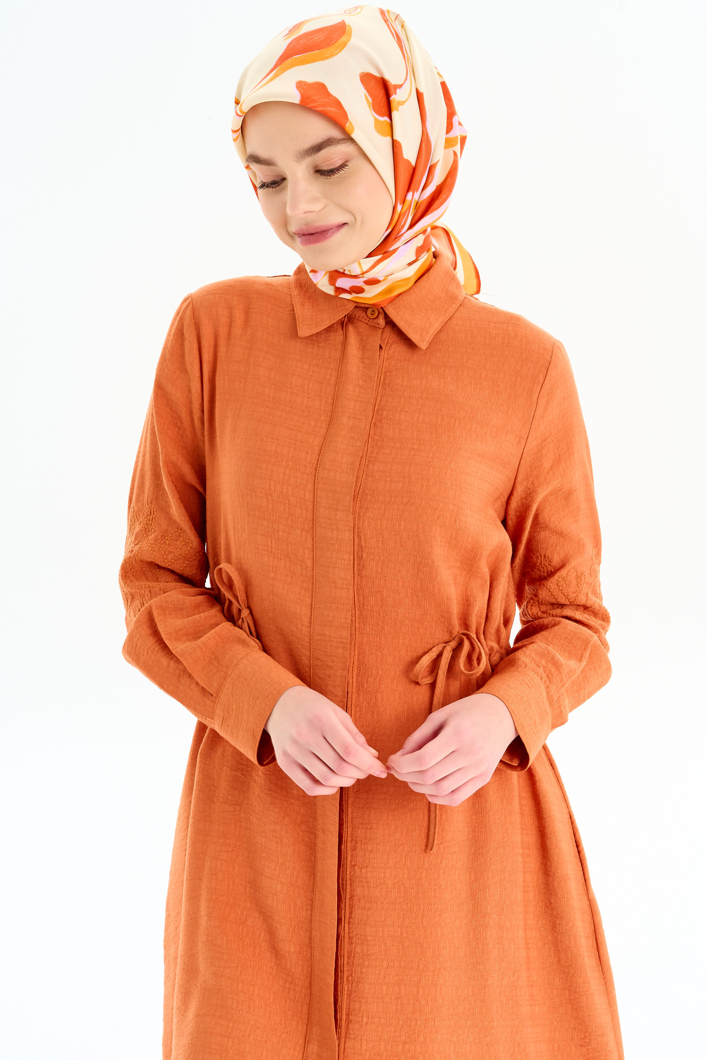 Kollar Nakış Detaylı Yırtmaçlı Giy-Çık - Kiremit TUGBA