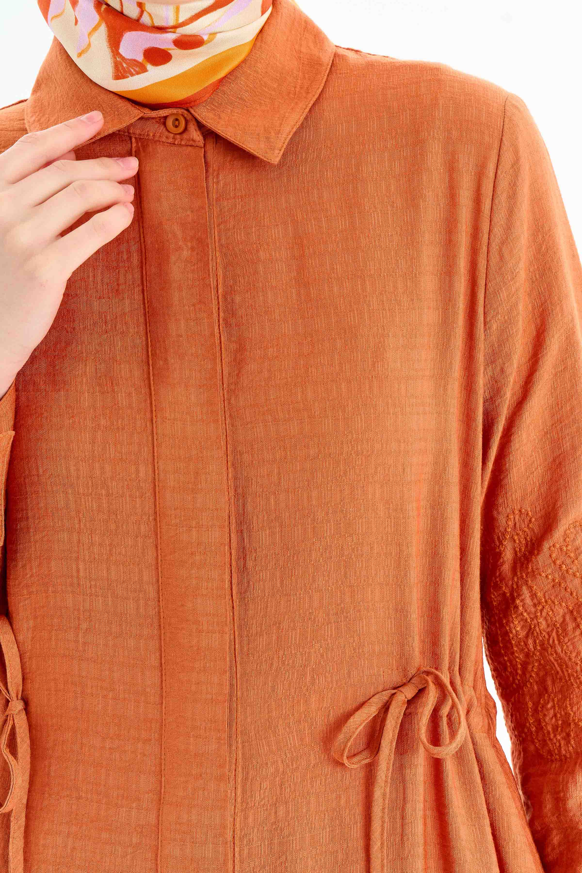 Kollar Nakış Detaylı Yırtmaçlı Giy-Çık - Kiremit TUGBA