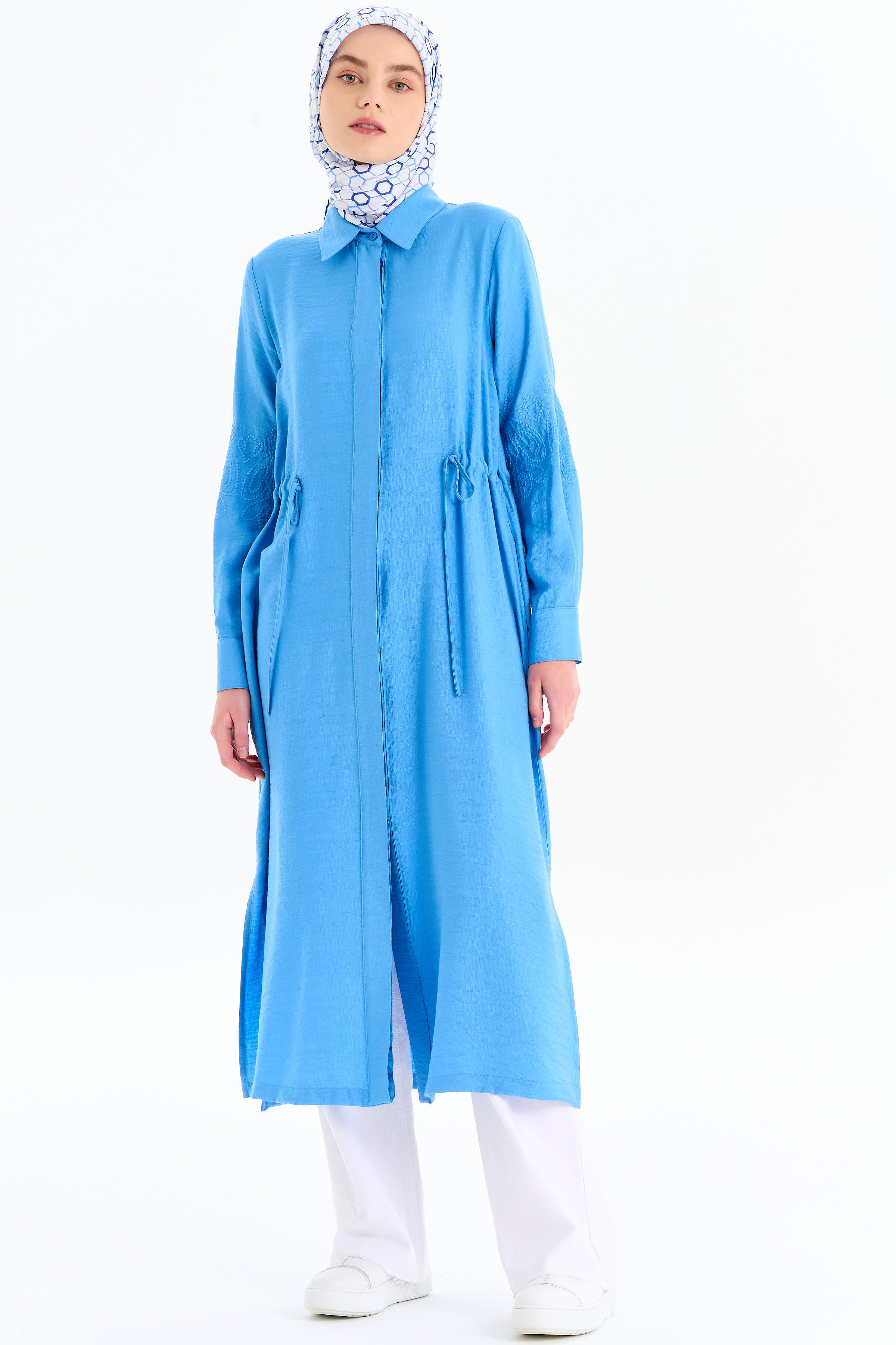 Kollar Nakış Detaylı Yırtmaçlı Giy-Çık - Mavi TUGBA