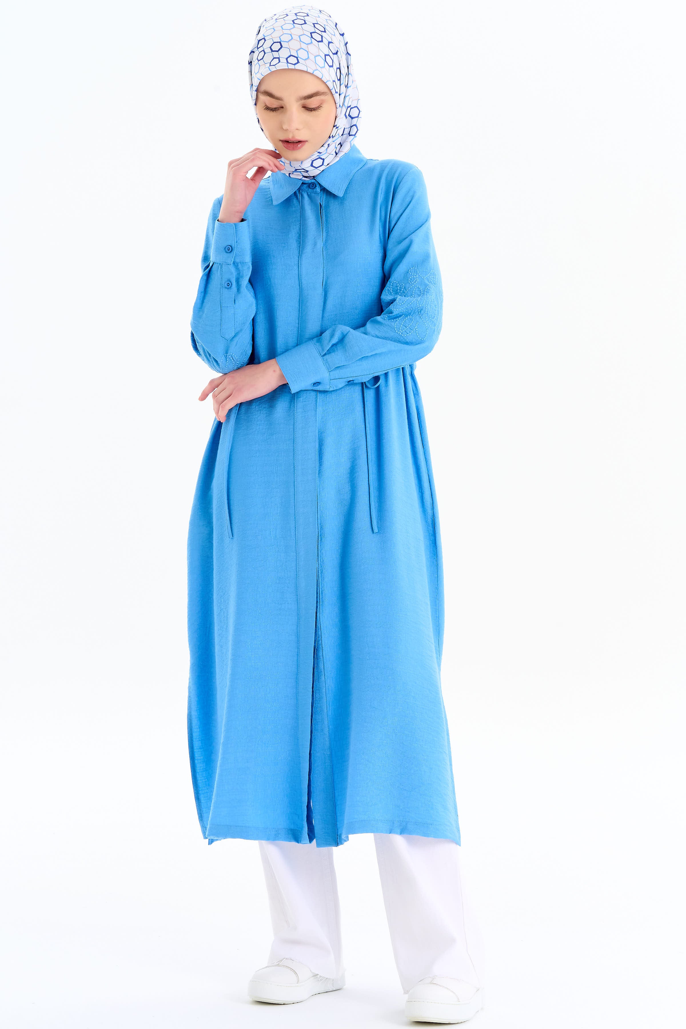 Kollar Nakış Detaylı Yırtmaçlı Giy-Çık - Mavi TUGBA