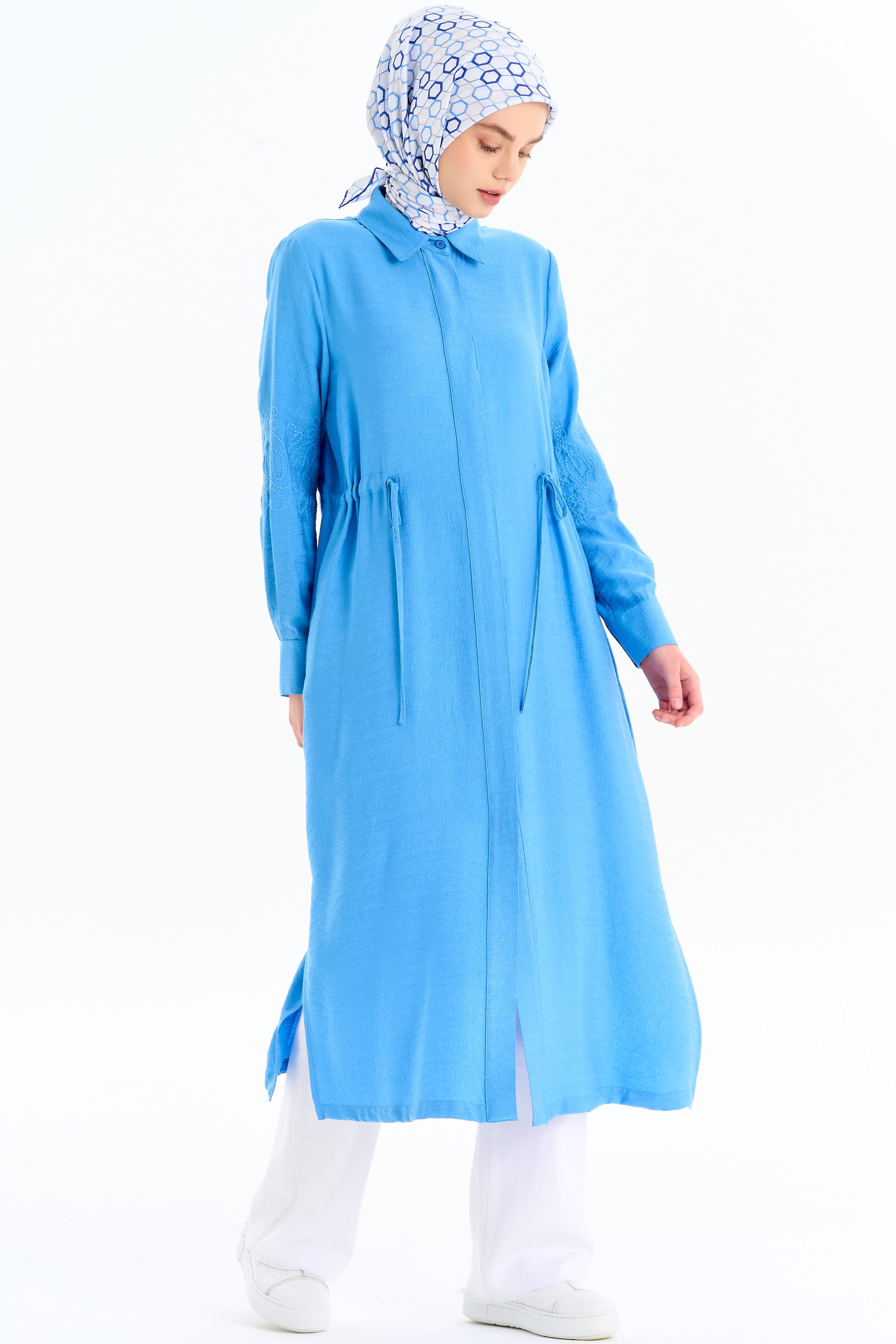 Kollar Nakış Detaylı Yırtmaçlı Giy-Çık - Mavi TUGBA