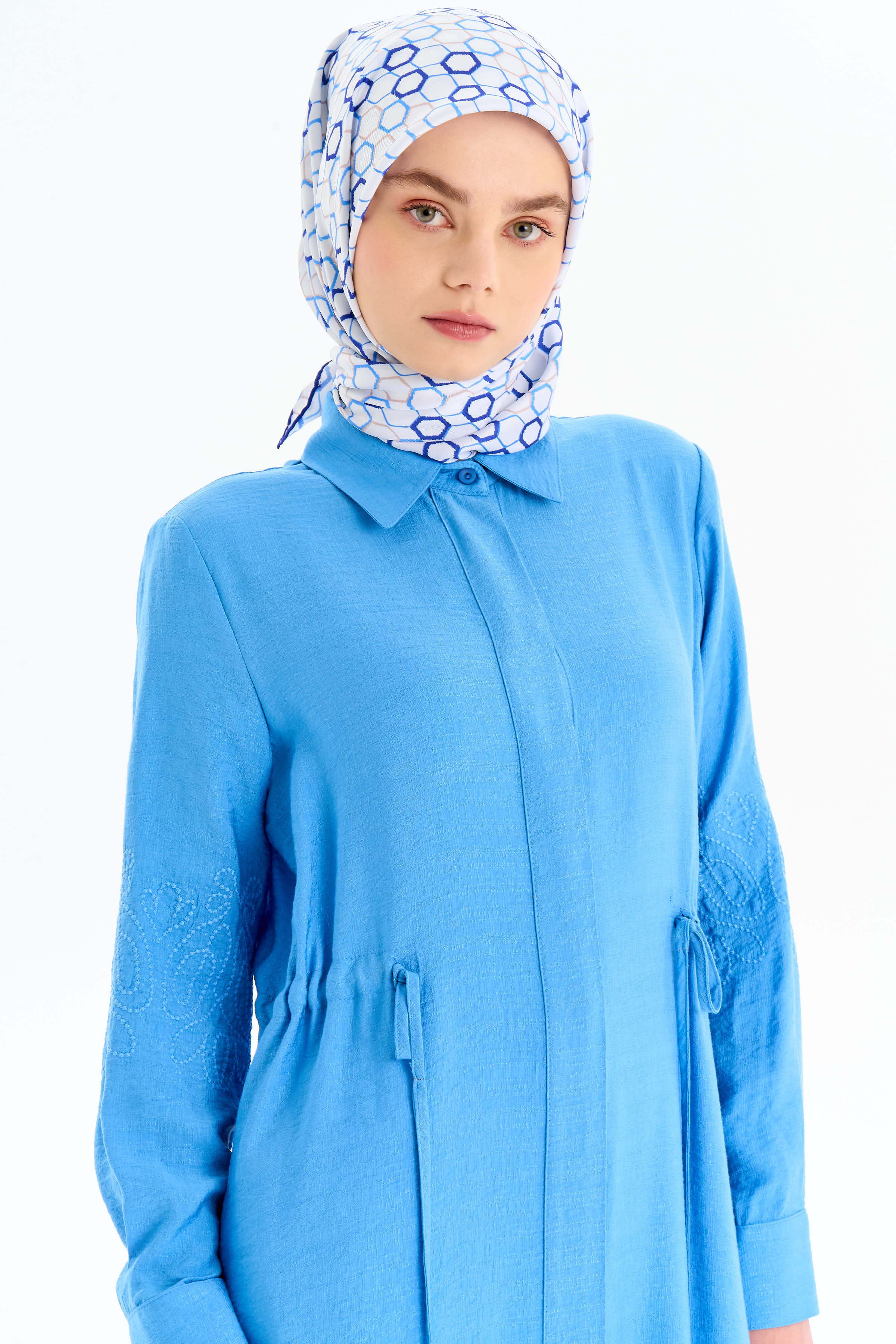 Kollar Nakış Detaylı Yırtmaçlı Giy-Çık - Mavi TUGBA