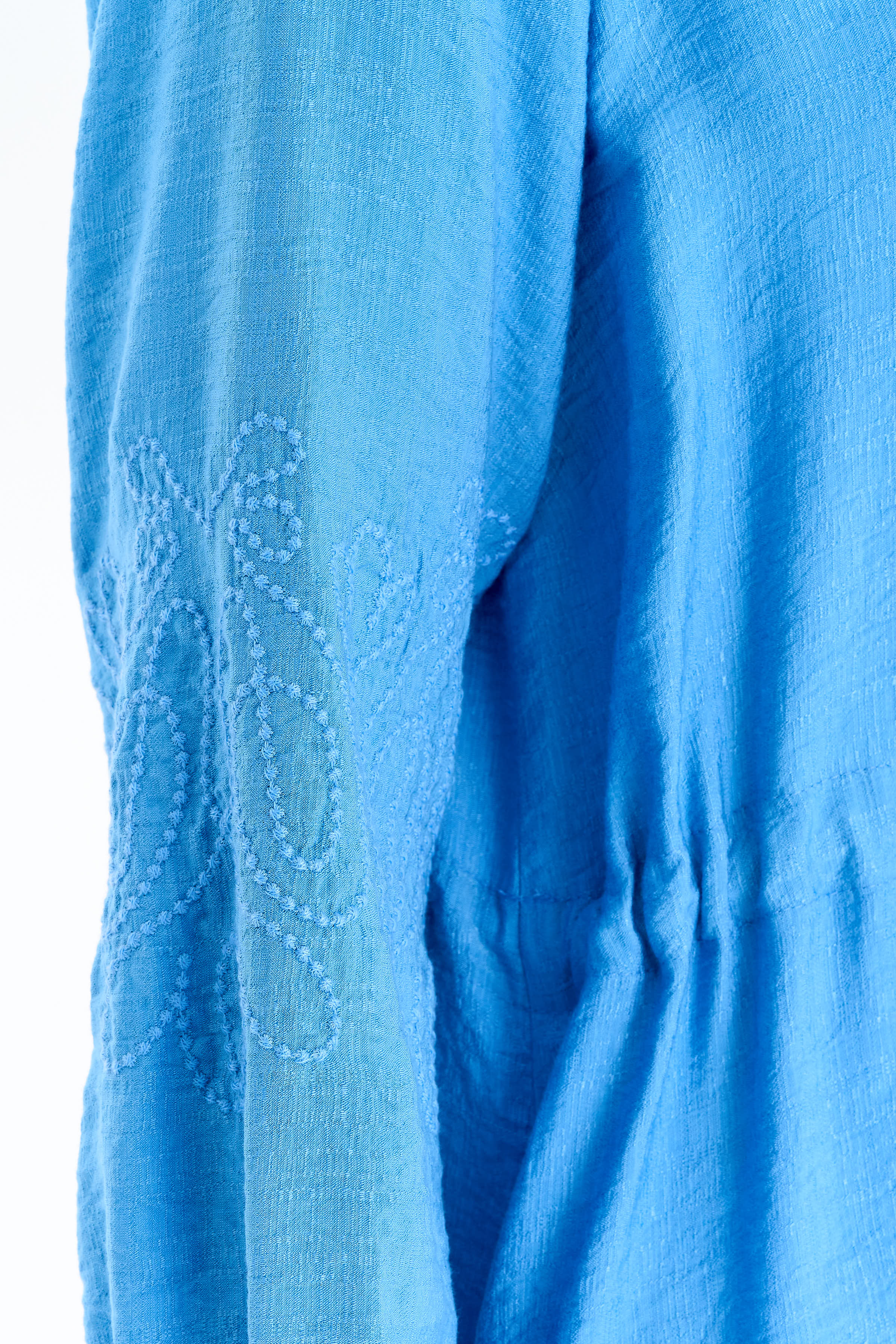 Kollar Nakış Detaylı Yırtmaçlı Giy-Çık - Mavi TUGBA