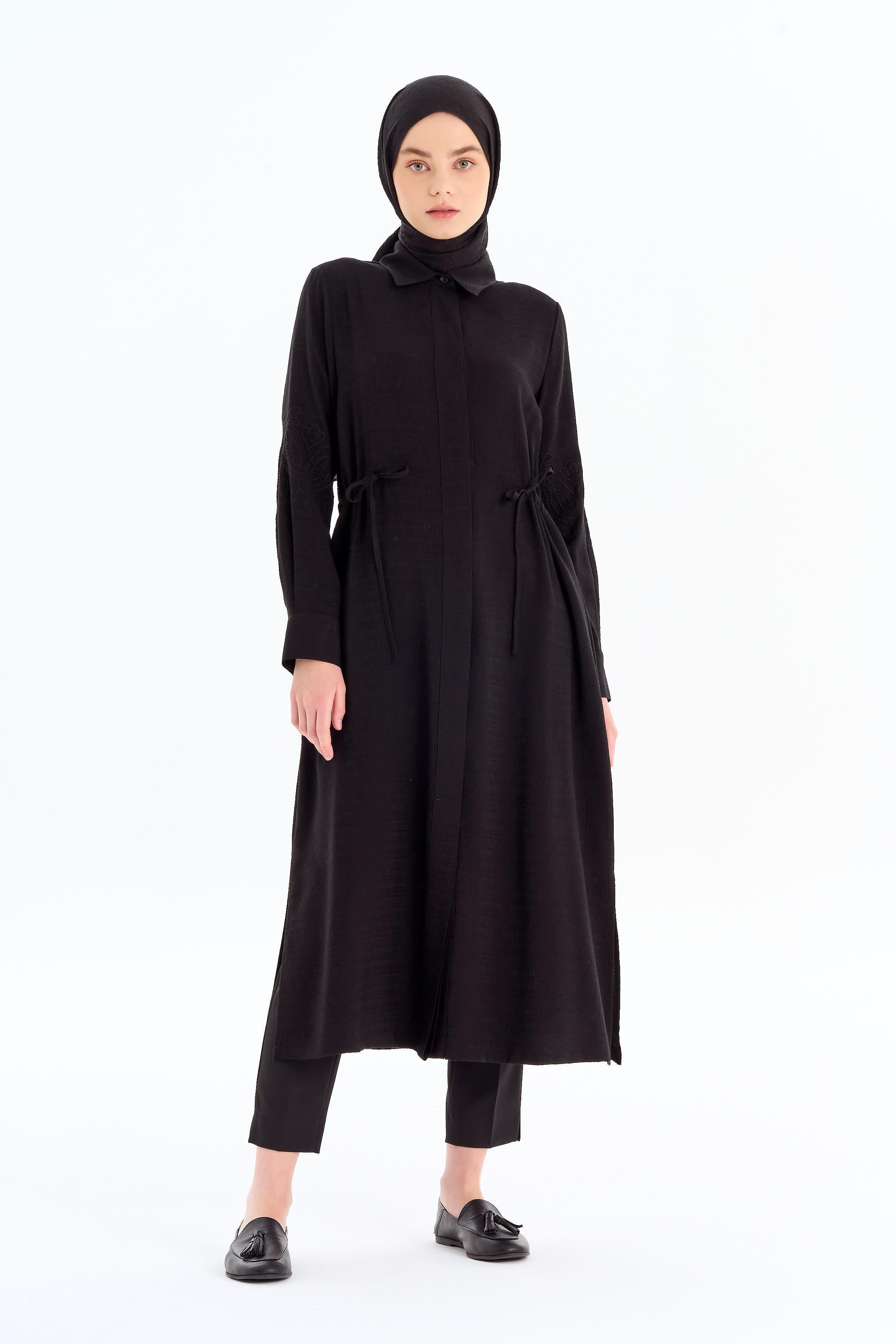 Kollar Nakış Detaylı Yırtmaçlı Giy-Çık - Siyah TUGBA