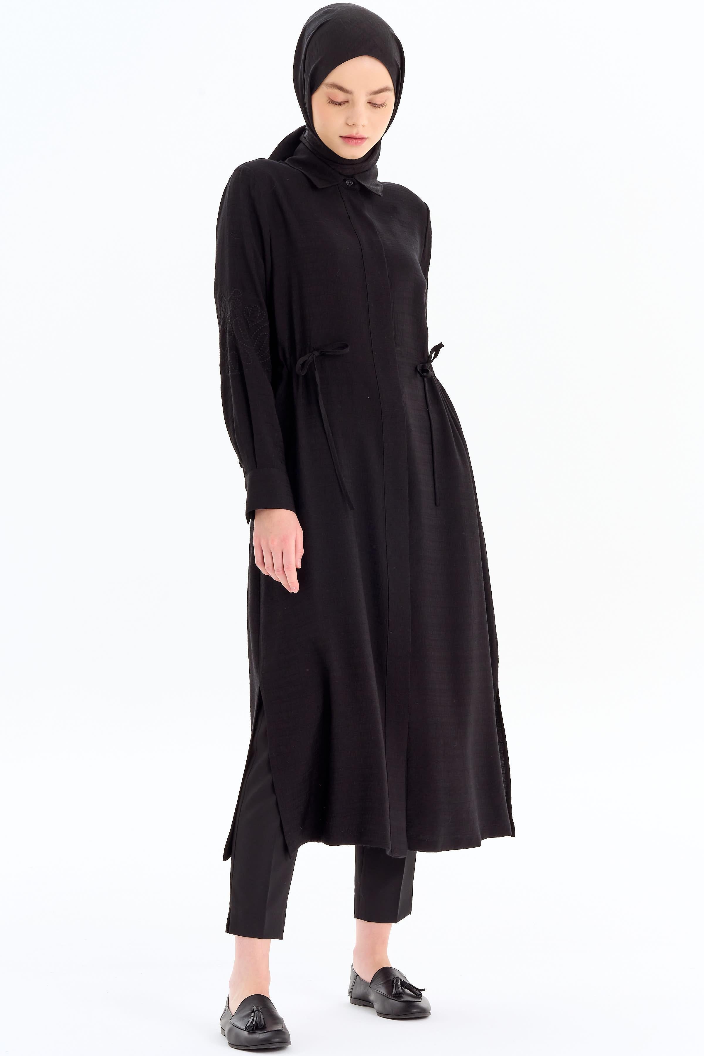 Kollar Nakış Detaylı Yırtmaçlı Giy-Çık - Siyah TUGBA