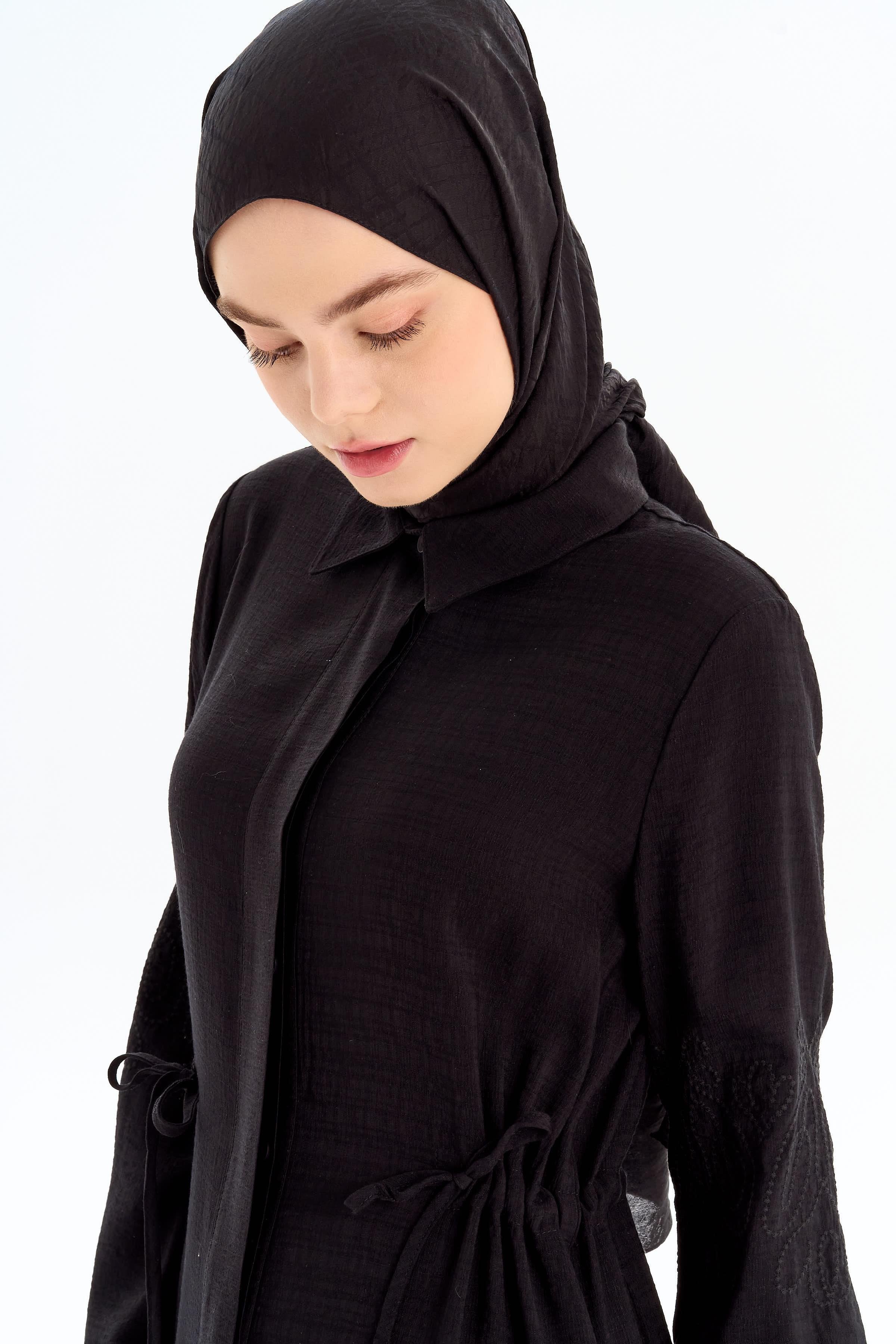 Kollar Nakış Detaylı Yırtmaçlı Giy-Çık - Siyah TUGBA