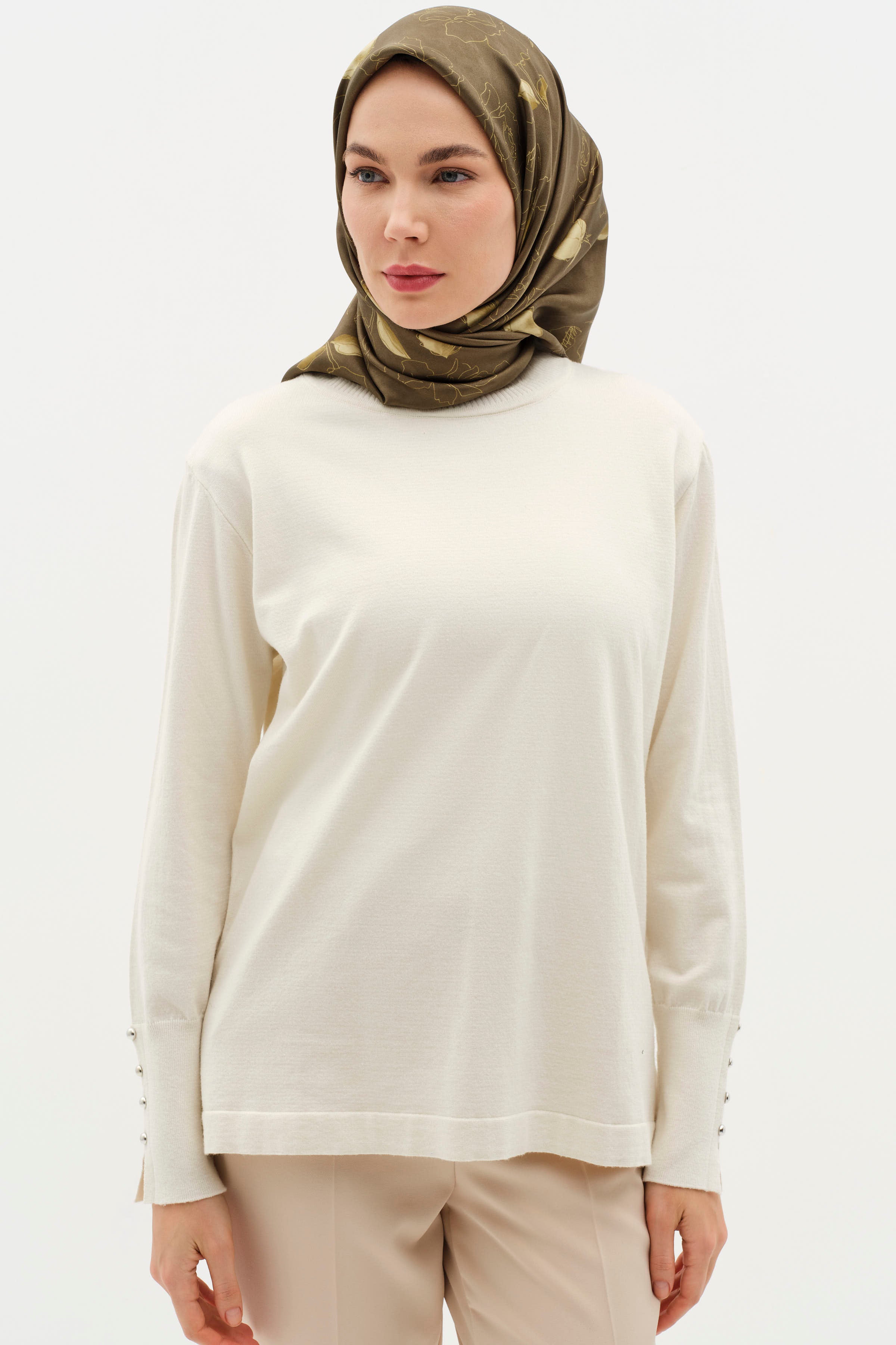 Kolları Düğme Detaylı Sıfır Yaka Kazak - Kum TUGBA