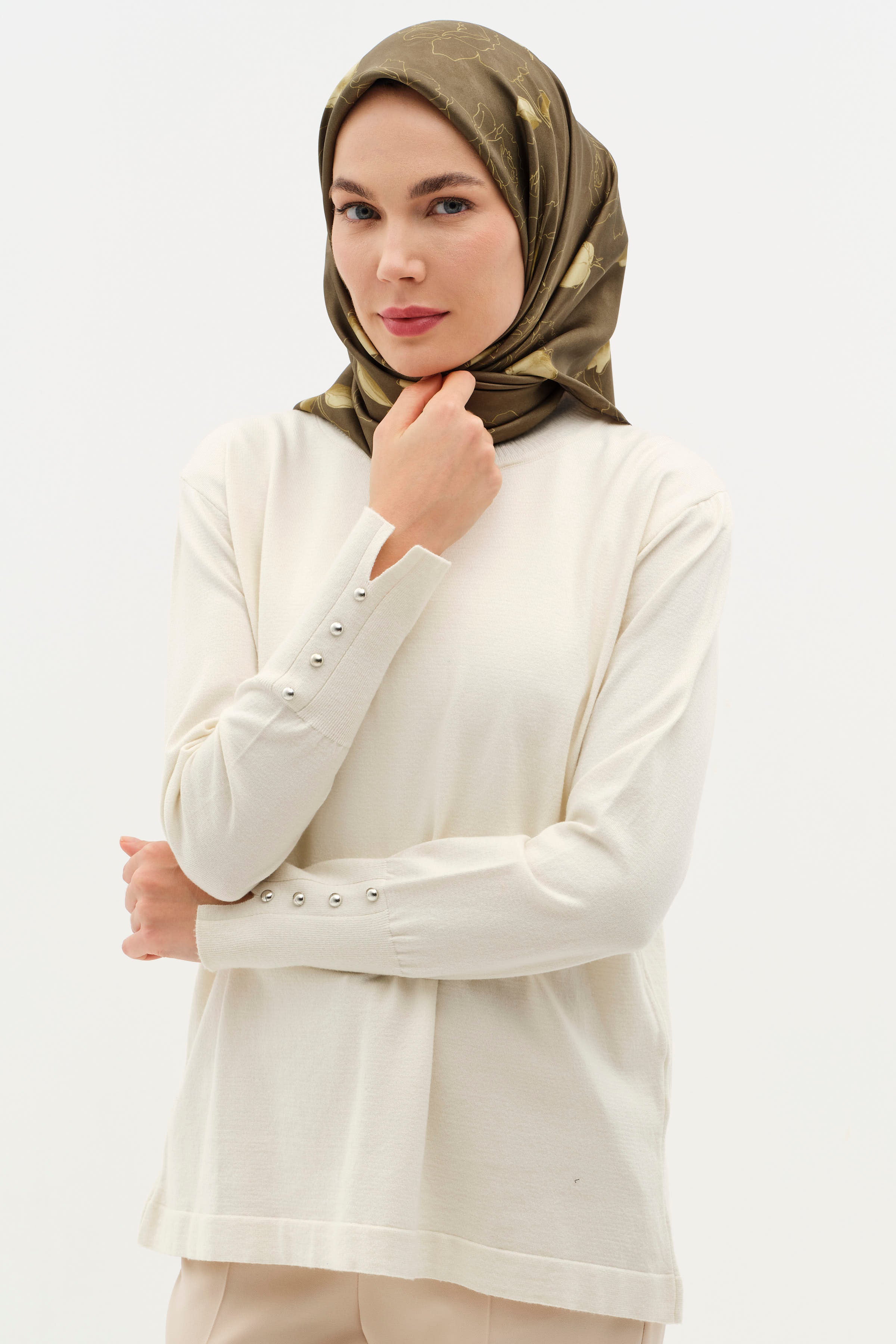 Kolları Düğme Detaylı Sıfır Yaka Kazak - Kum TUGBA