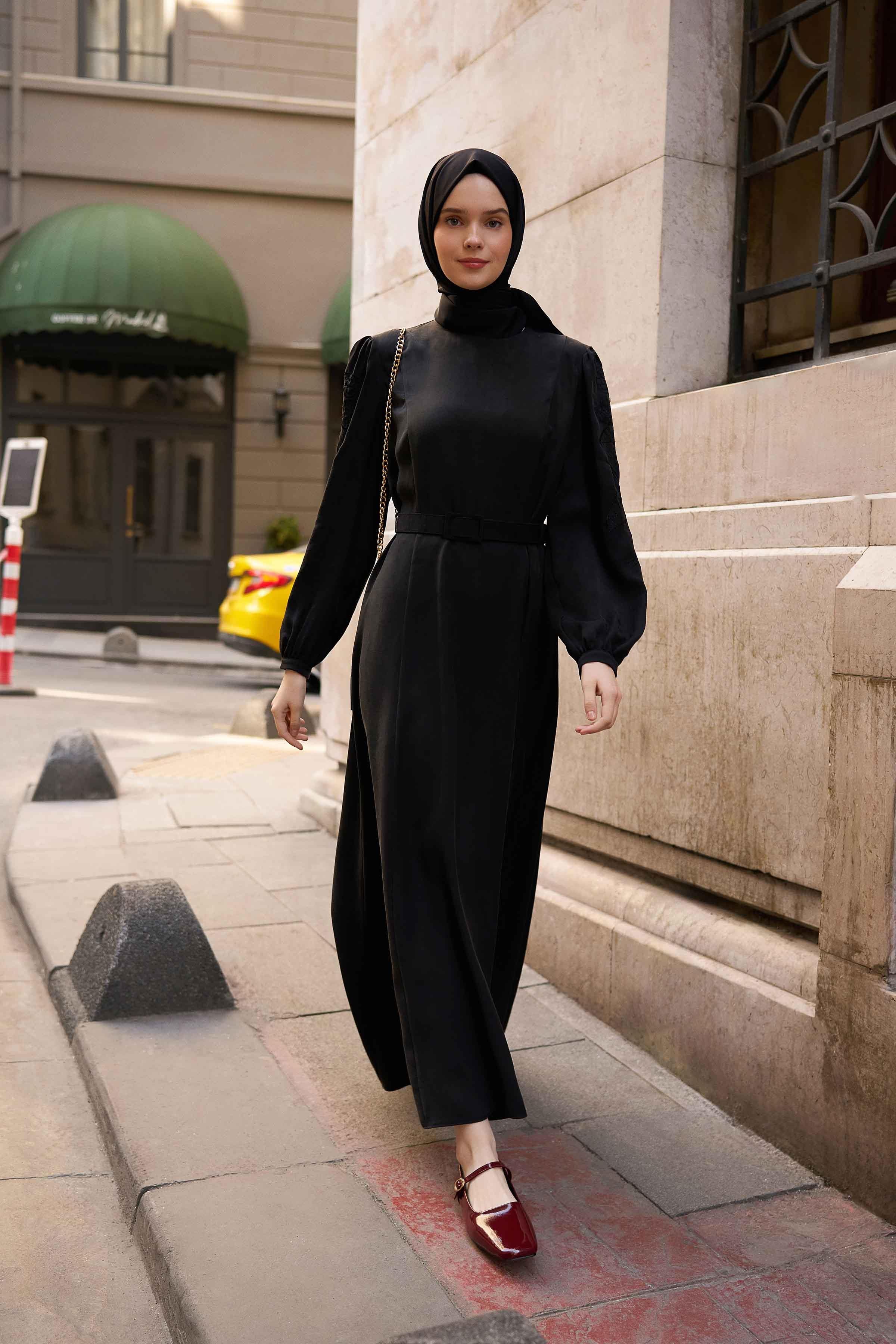 Kolları Nakış Detaylı Kemerli Elbise - Siyah TUGBA