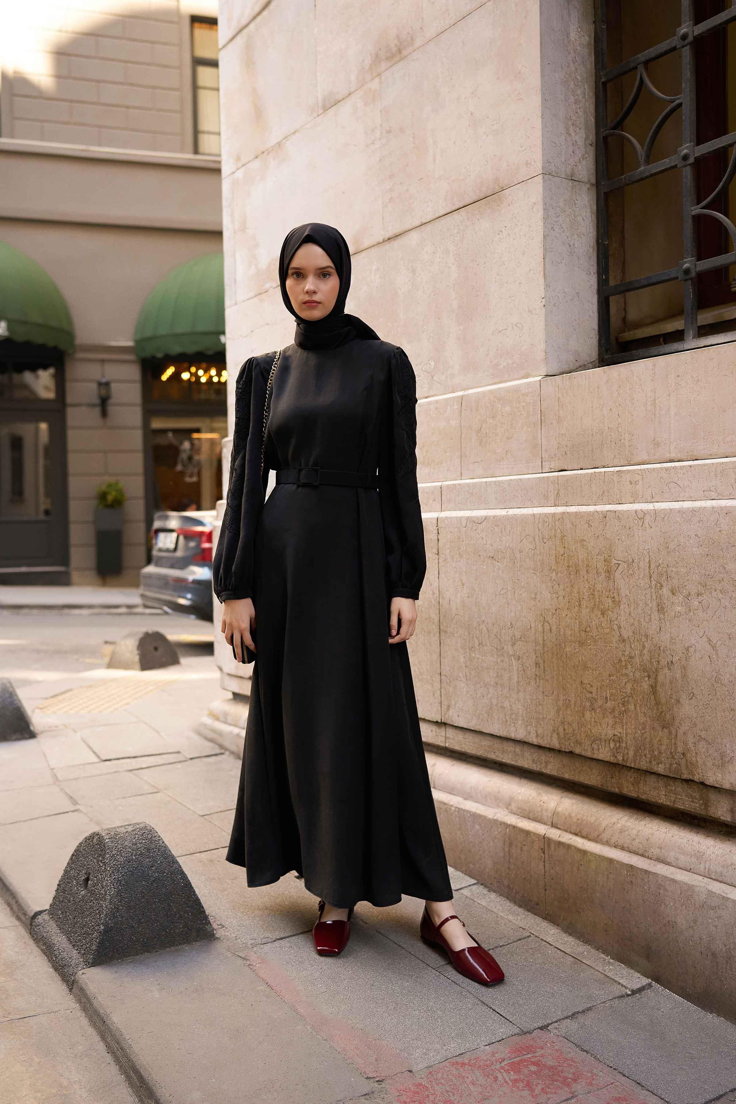 Kolları Nakış Detaylı Kemerli Elbise - Siyah TUGBA