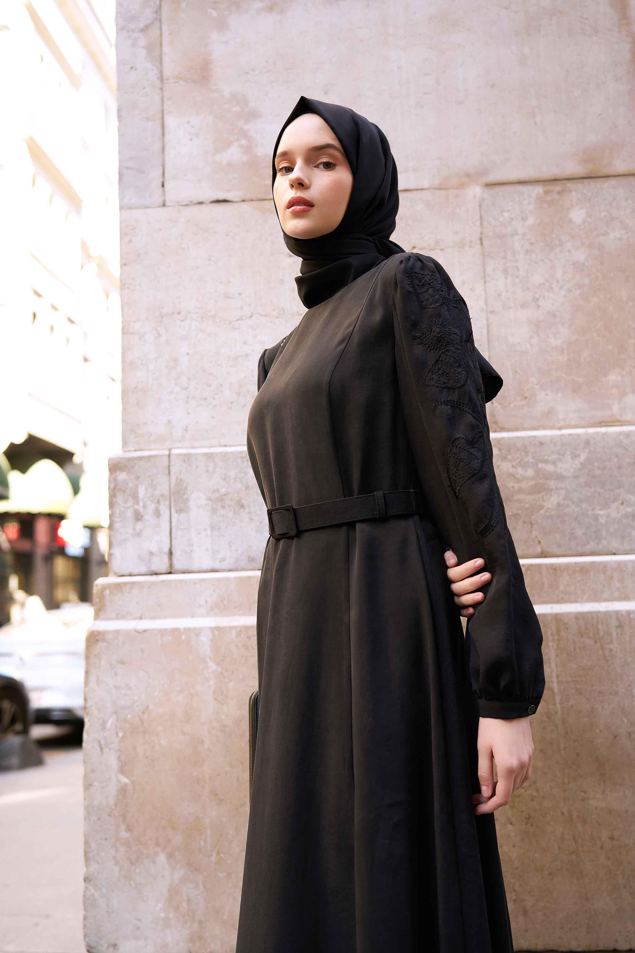 Kolları Nakış Detaylı Kemerli Elbise - Siyah TUGBA
