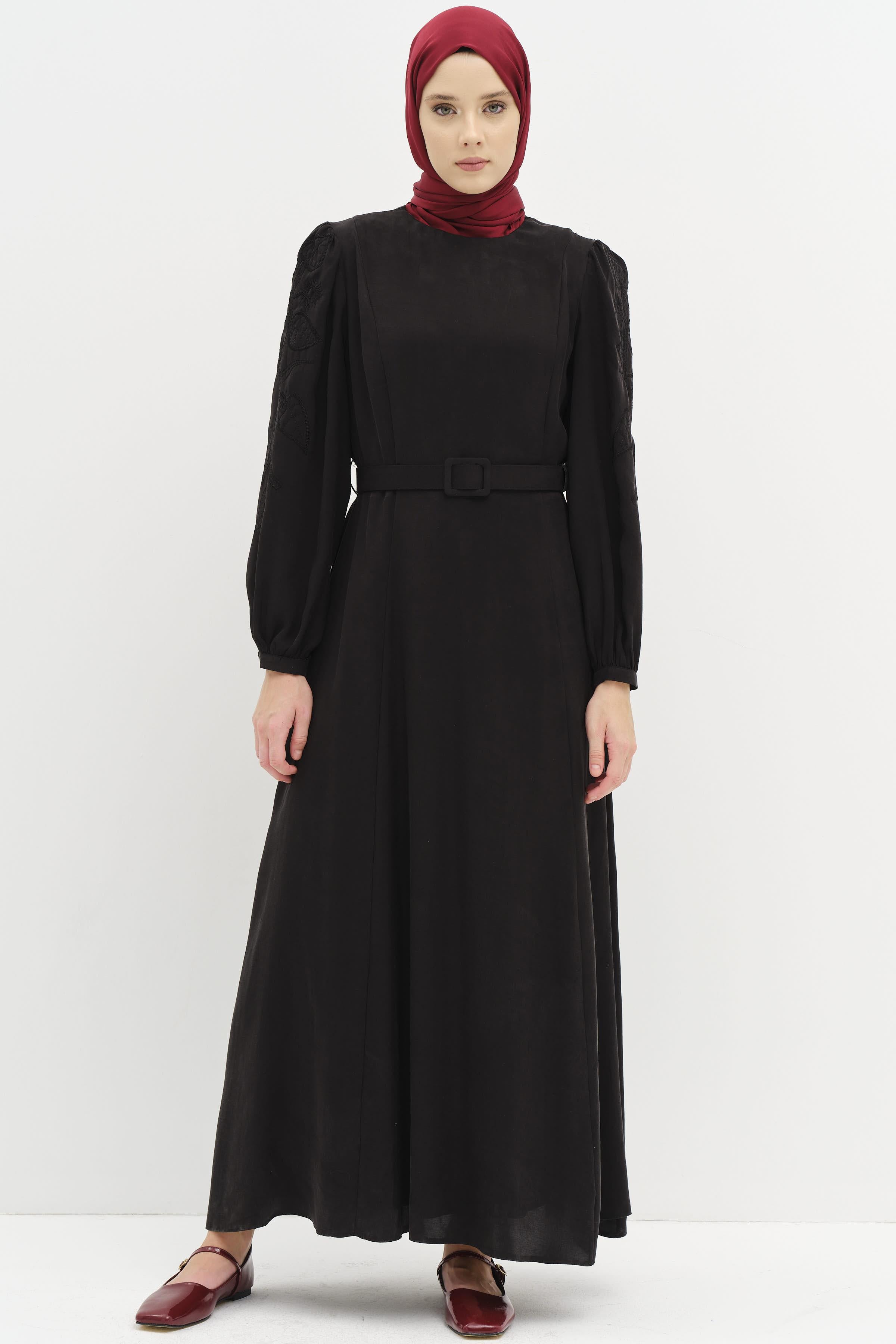 Kolları Nakış Detaylı Kemerli Elbise - Siyah TUGBA