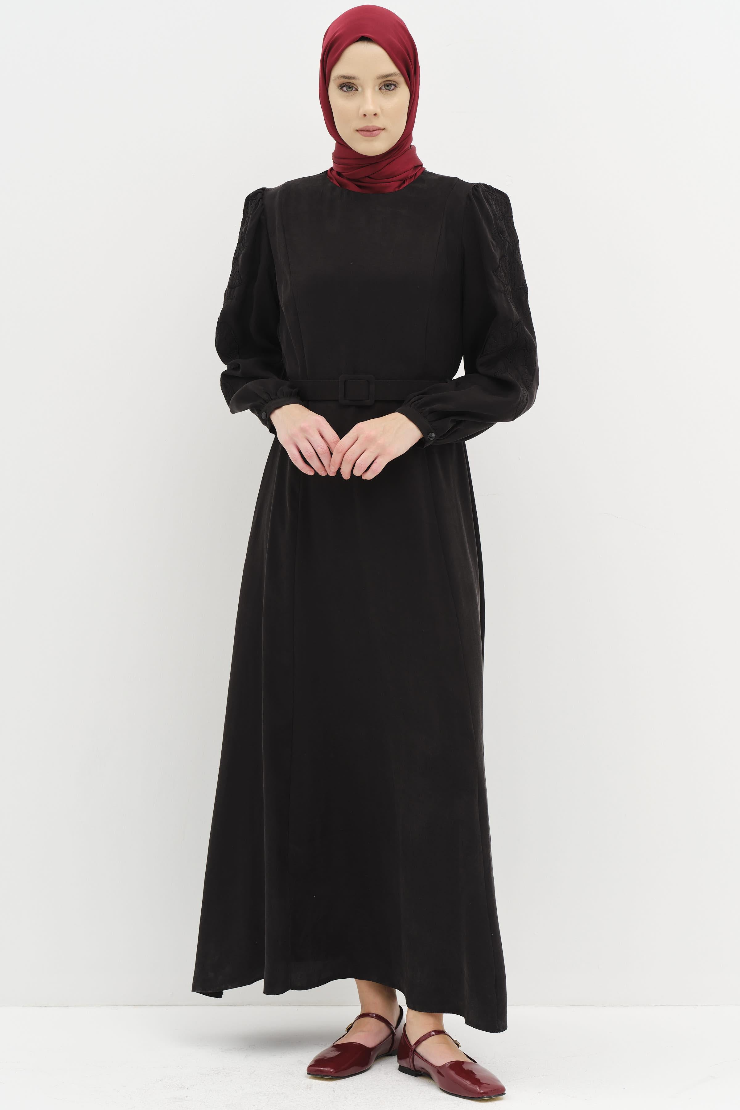 Kolları Nakış Detaylı Kemerli Elbise - Siyah TUGBA