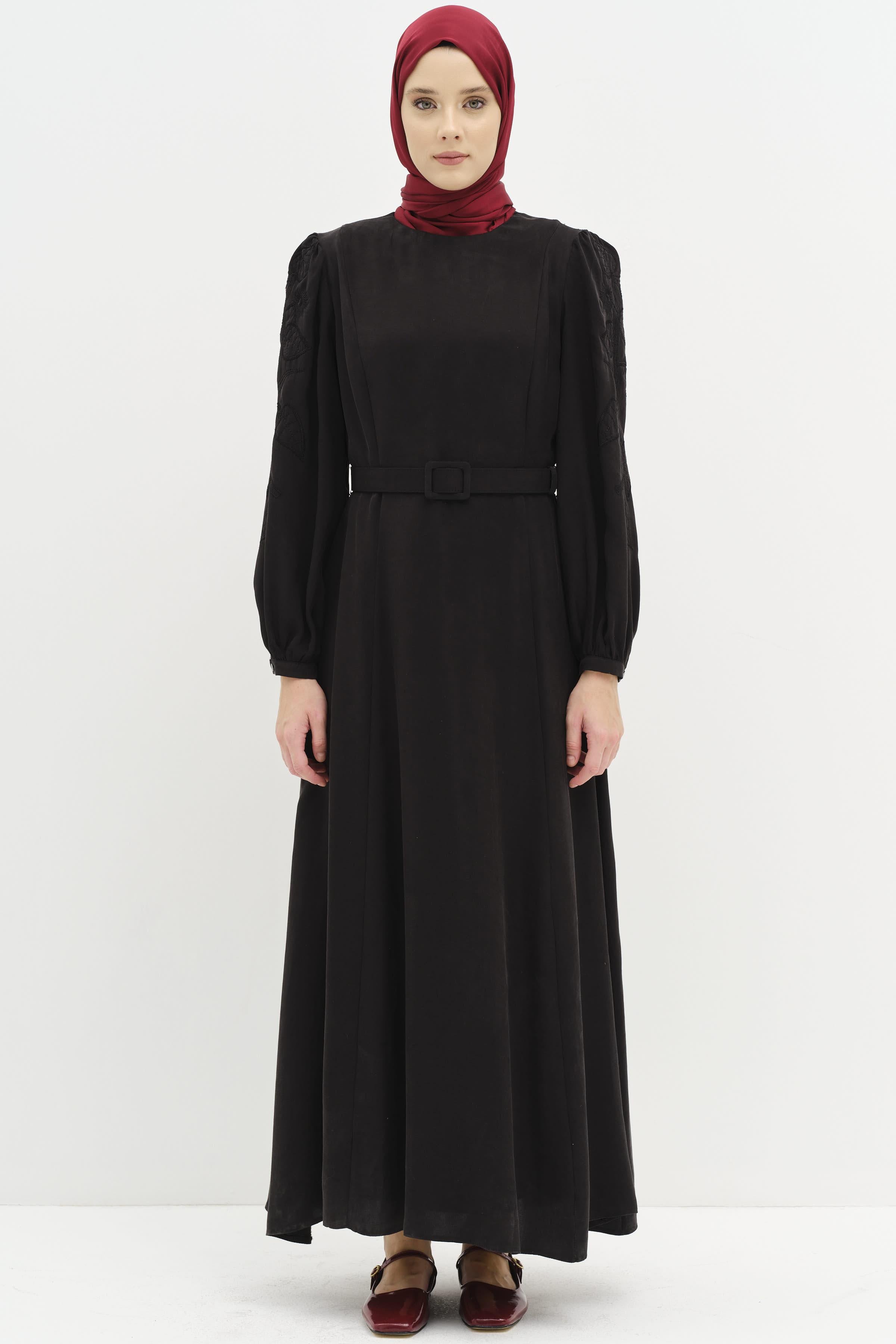 Kolları Nakış Detaylı Kemerli Elbise - Siyah TUGBA