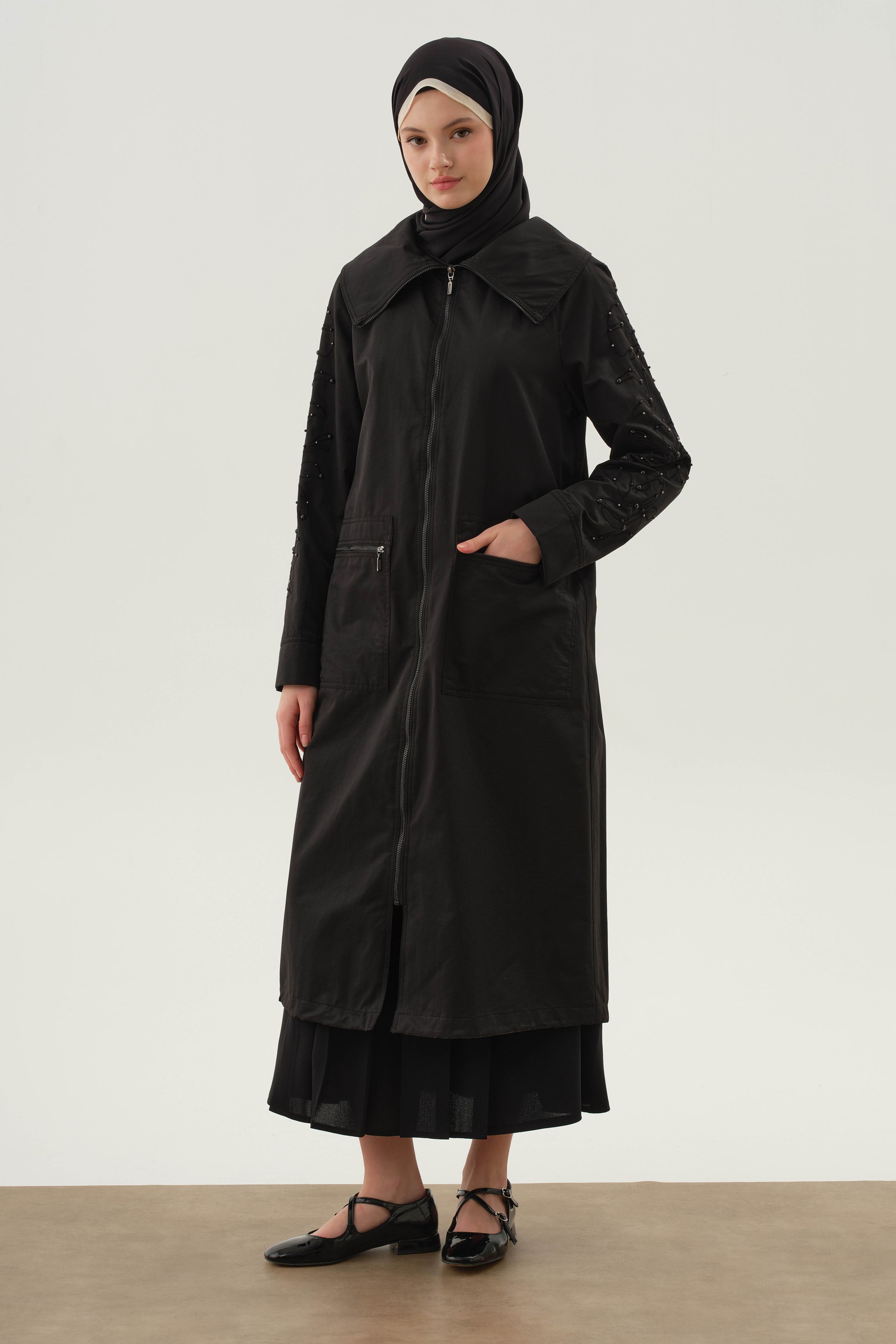 Kolları Nakış Ve İnci Detaylı Trençkot - Siyah TUGBA