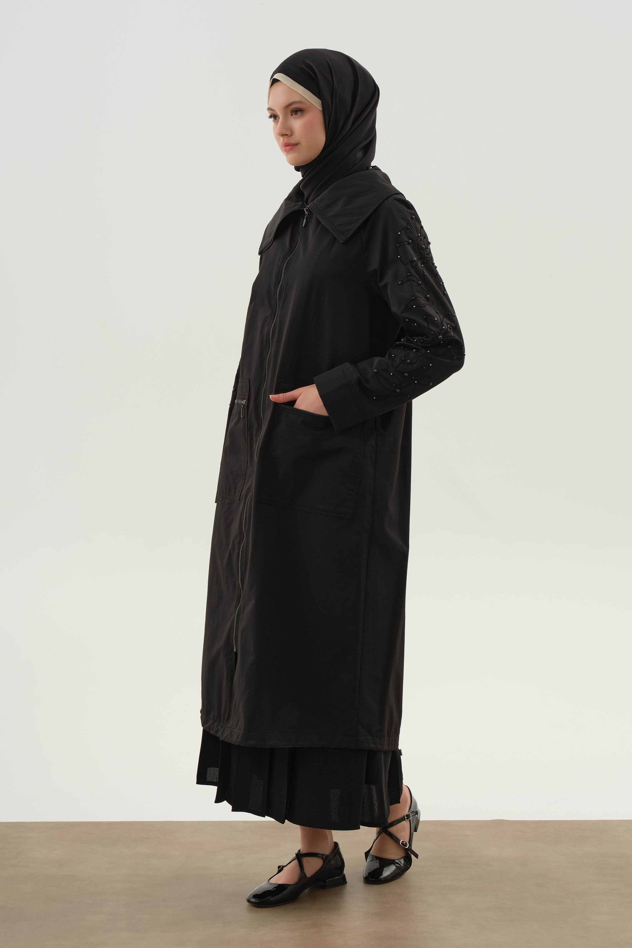 Kolları Nakış Ve İnci Detaylı Trençkot - Siyah TUGBA