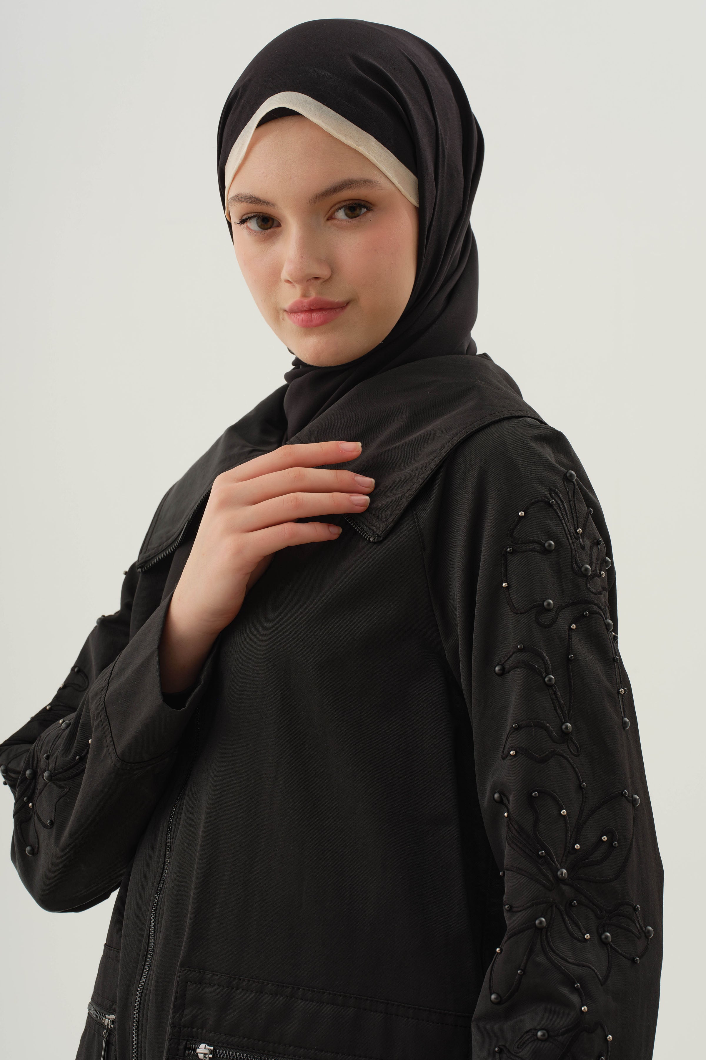 Kolları Nakış Ve İnci Detaylı Trençkot - Siyah TUGBA