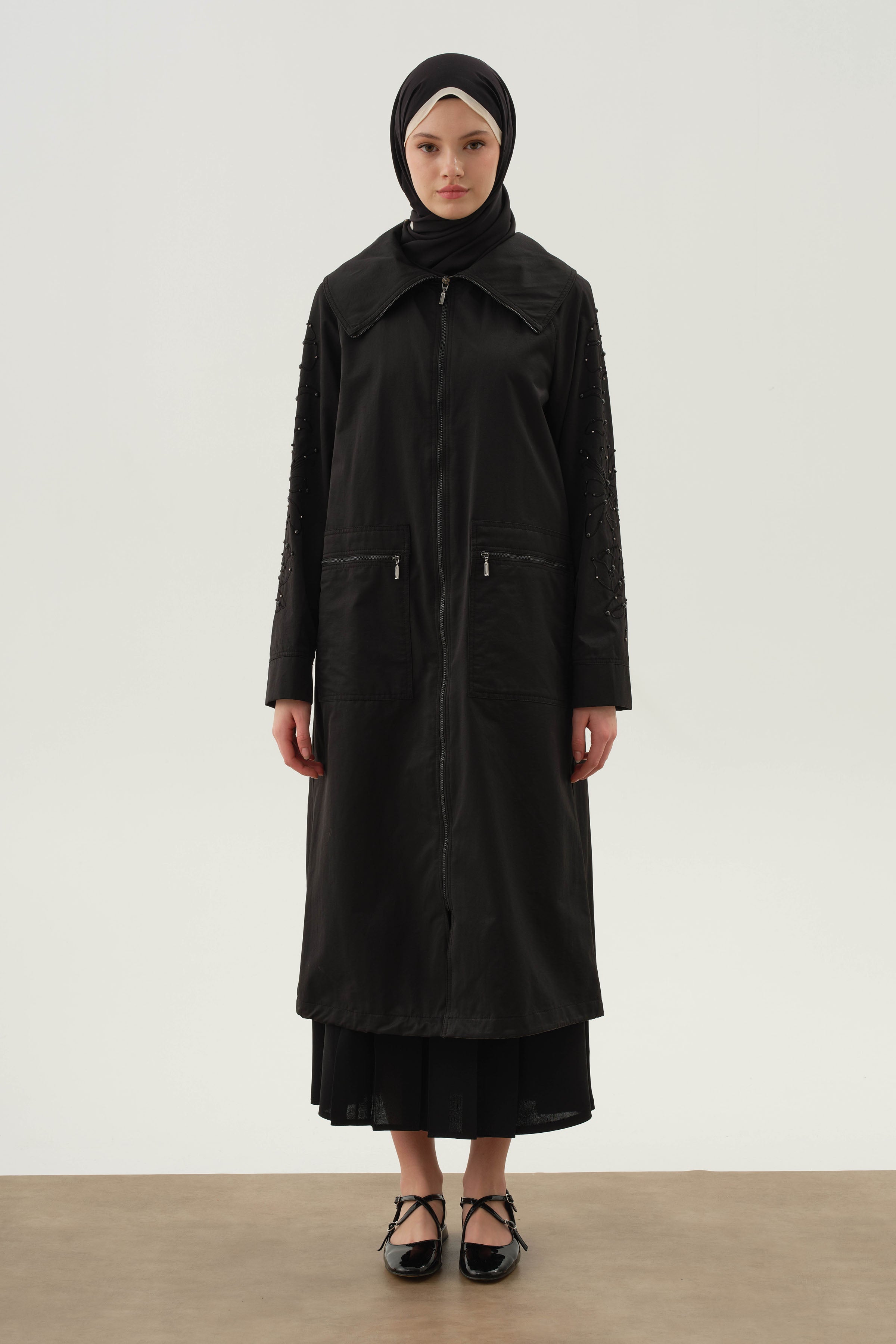 Kolları Nakış Ve İnci Detaylı Trençkot - Siyah TUGBA