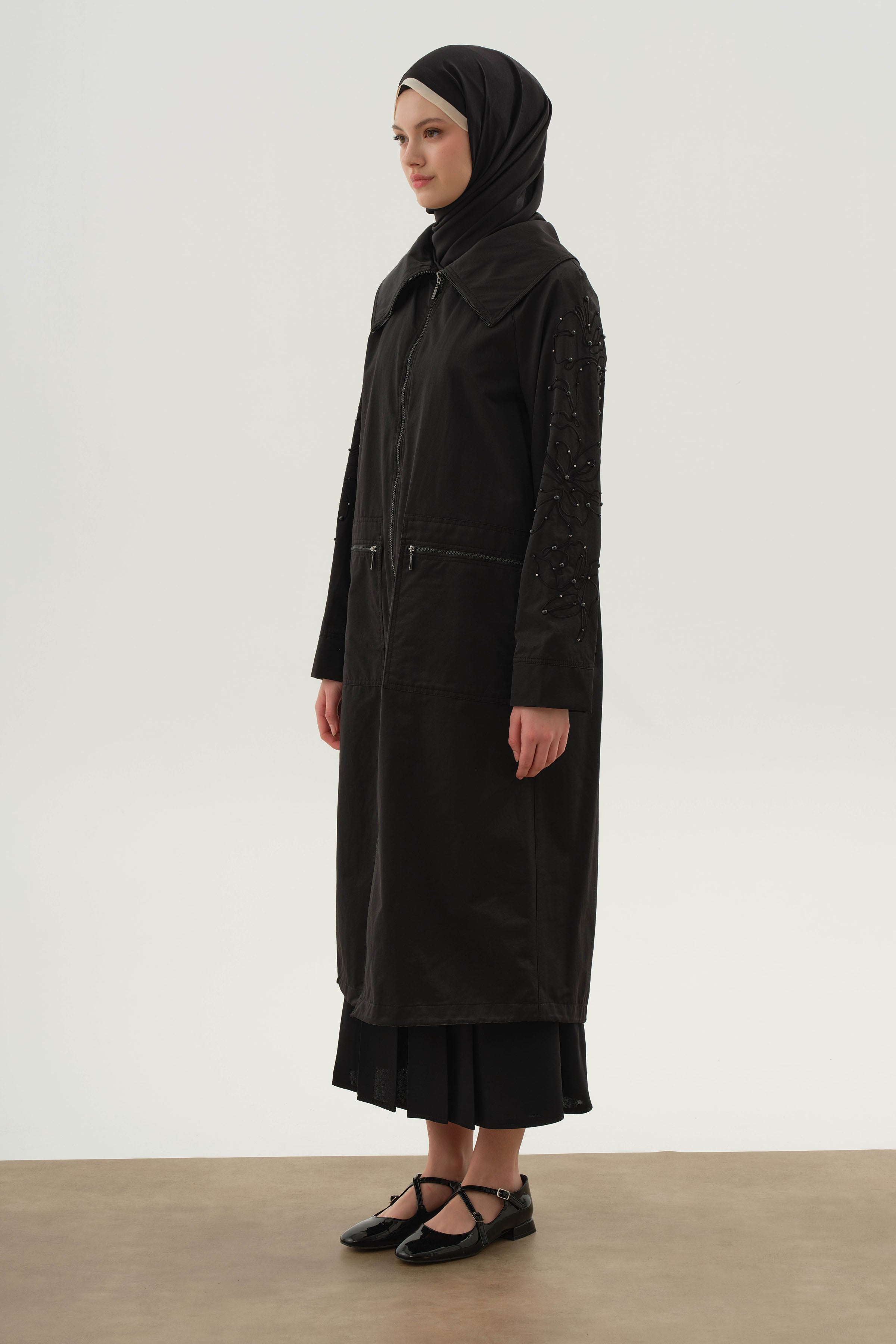 Kolları Nakış Ve İnci Detaylı Trençkot - Siyah TUGBA