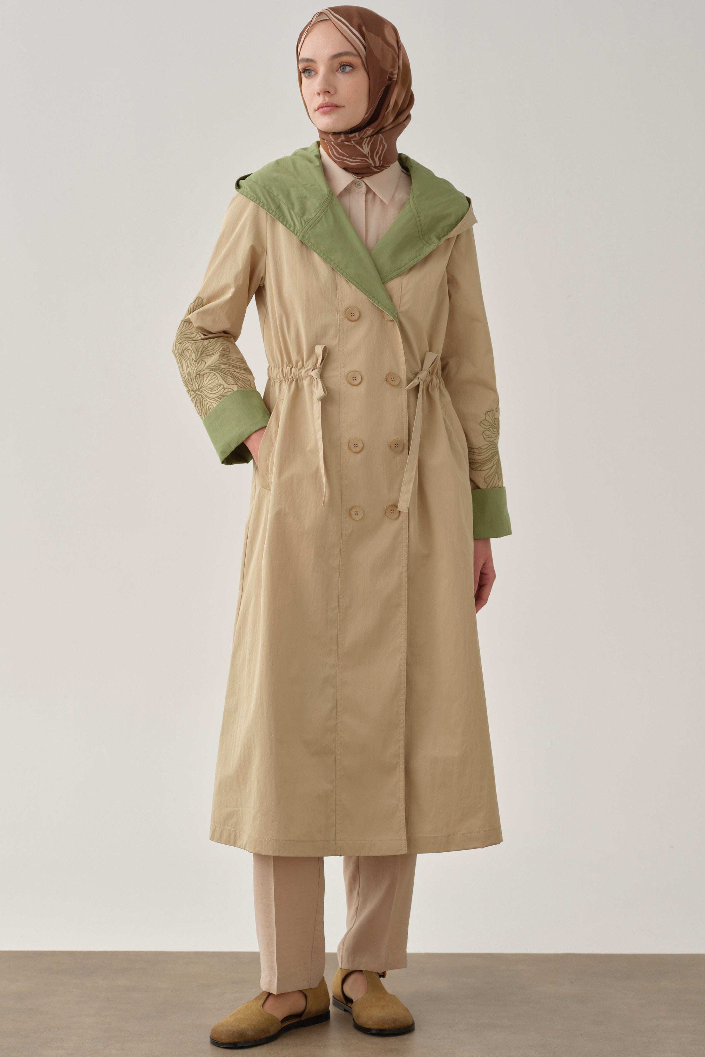 Kombinli Kollar Nakışlı Trençkot - Bej TUGBA