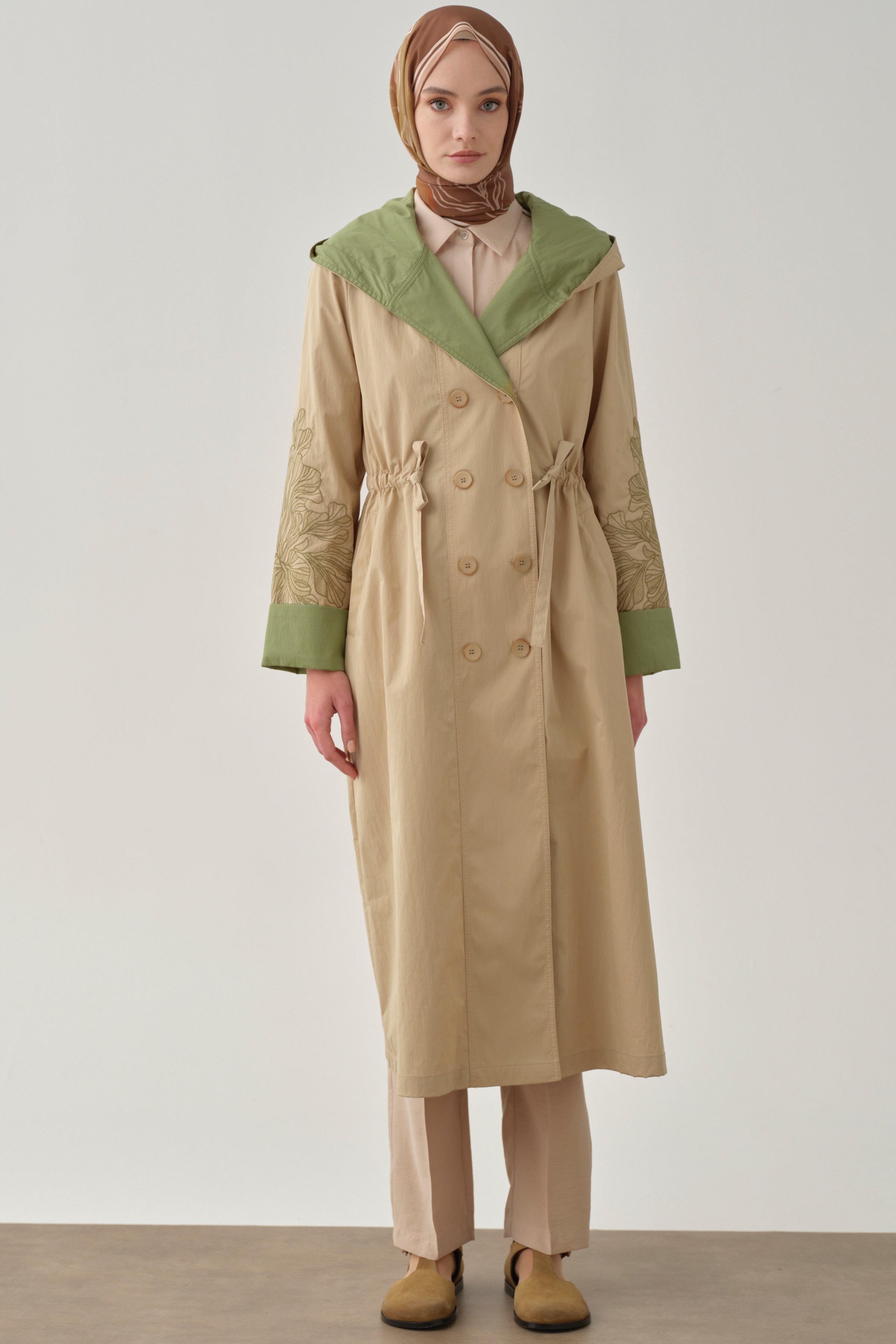Kombinli Kollar Nakışlı Trençkot - Bej TUGBA
