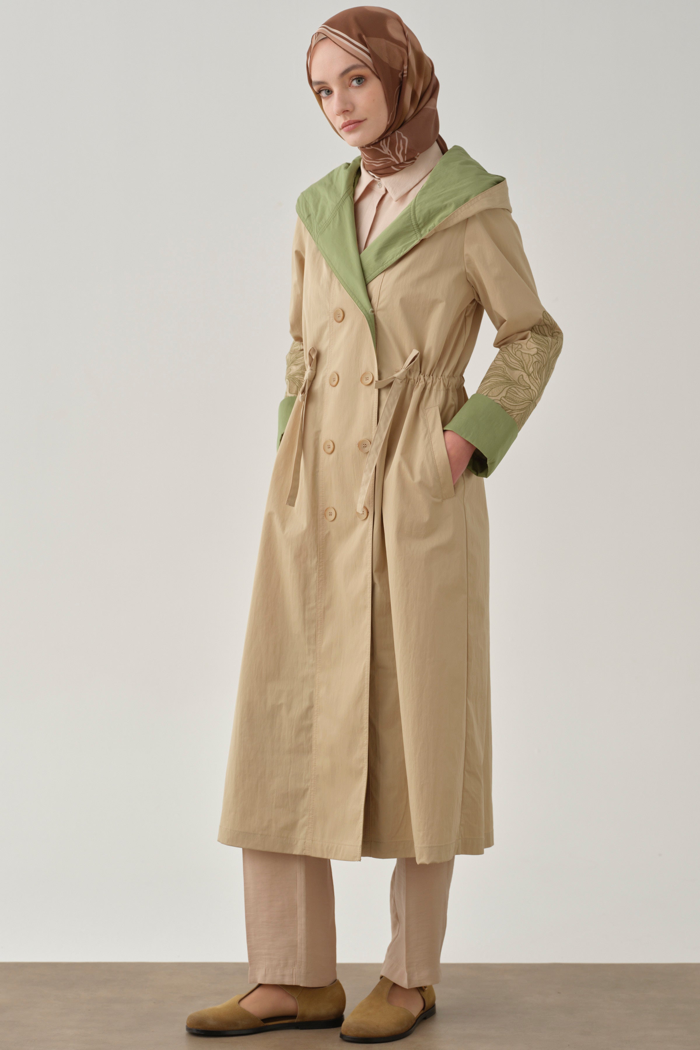 Kombinli Kollar Nakışlı Trençkot - Bej TUGBA