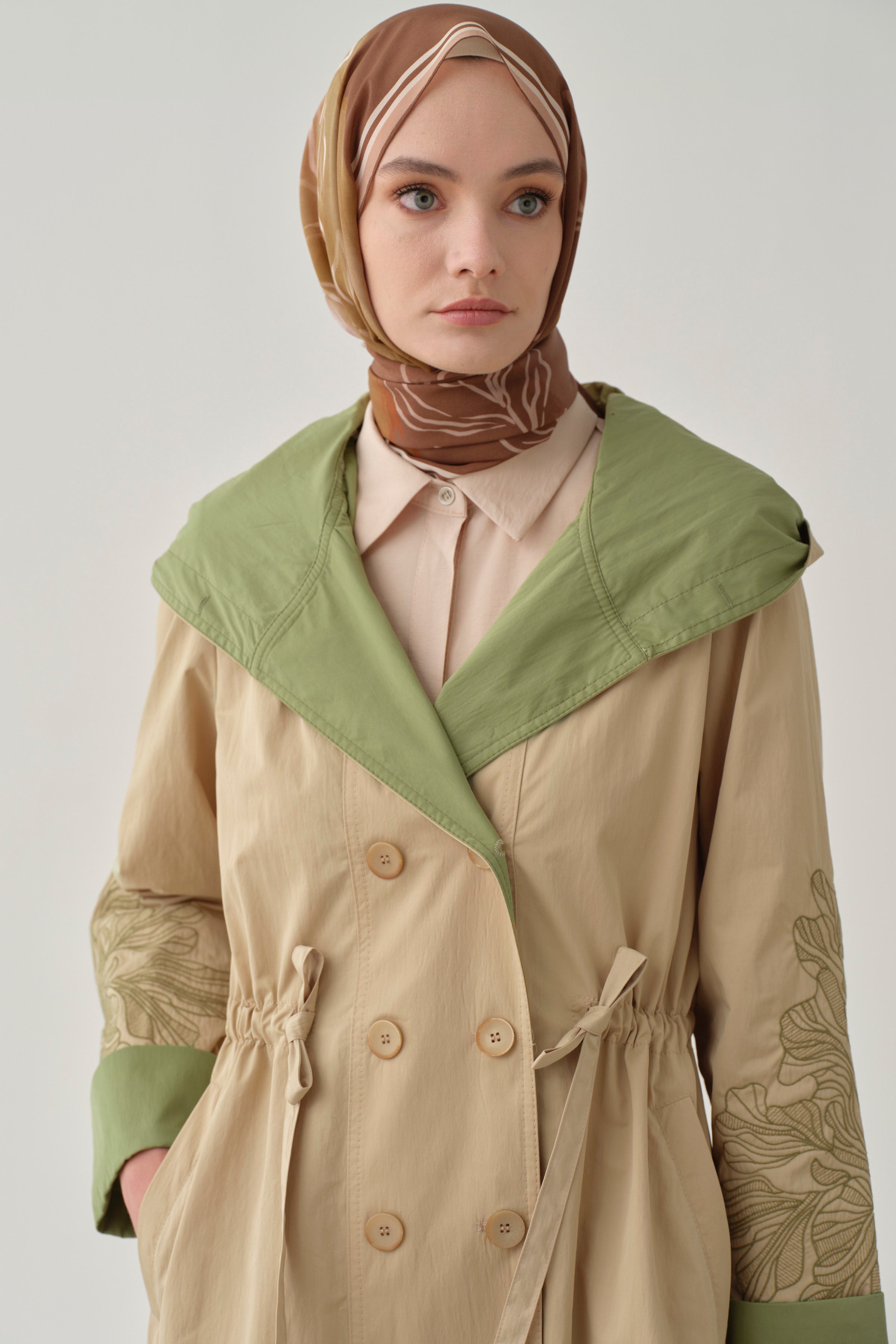 Kombinli Kollar Nakışlı Trençkot - Bej TUGBA