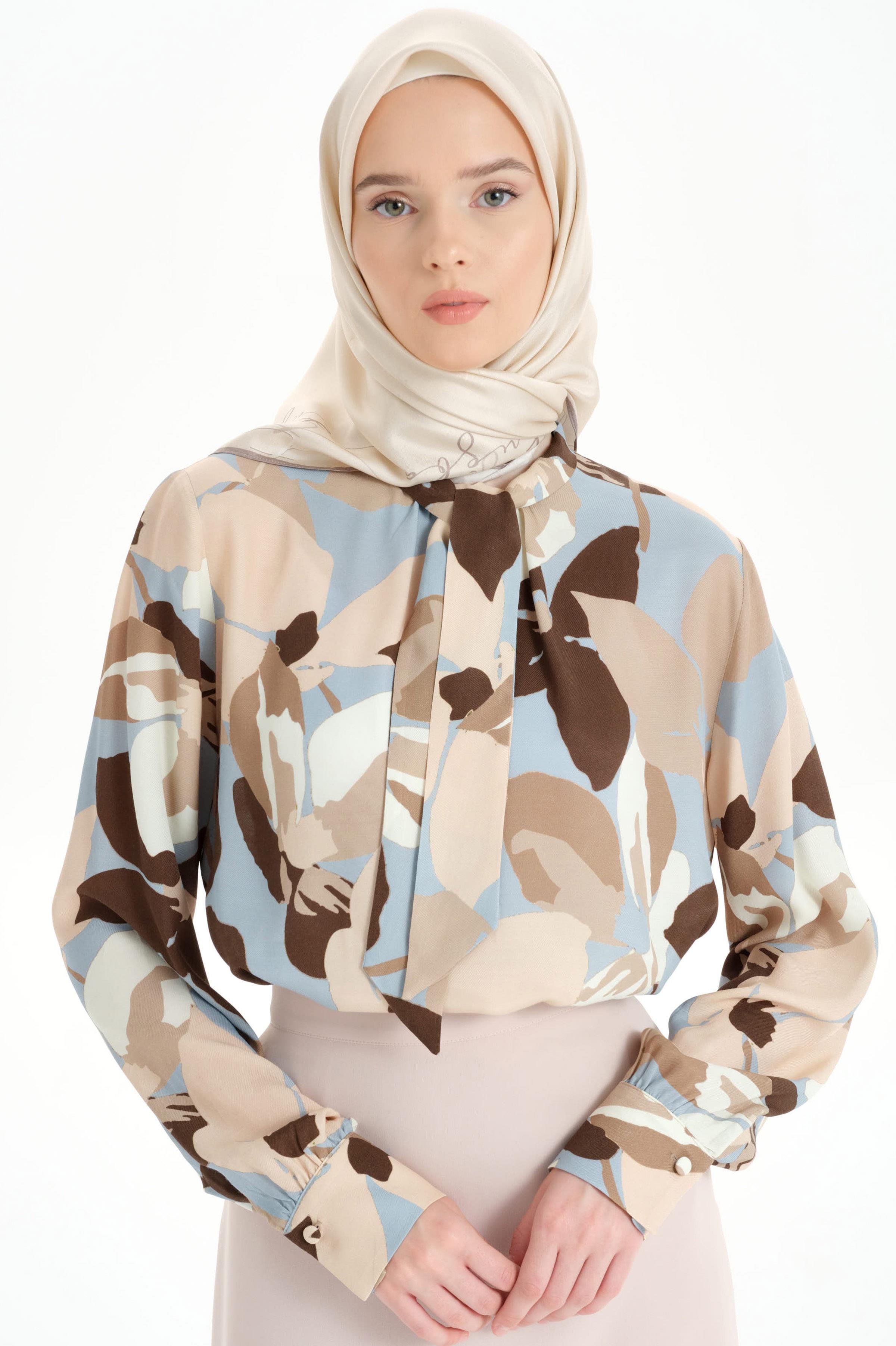 Kravat Yakalı Desenli Bluz - Mavi TUGBA