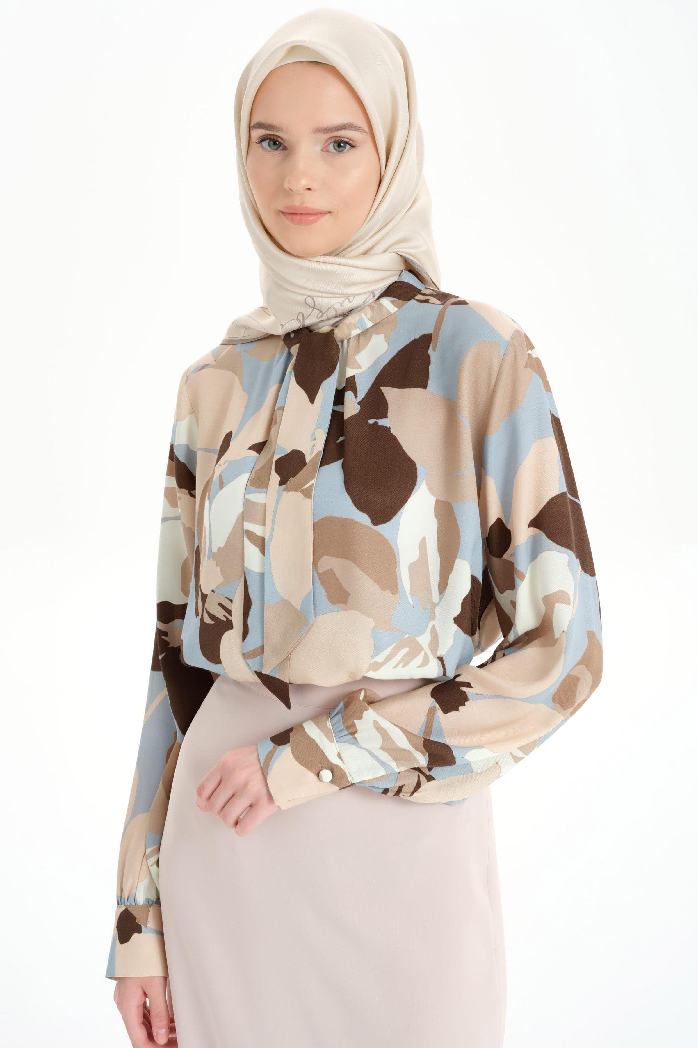 Kravat Yakalı Desenli Bluz - Mavi TUGBA