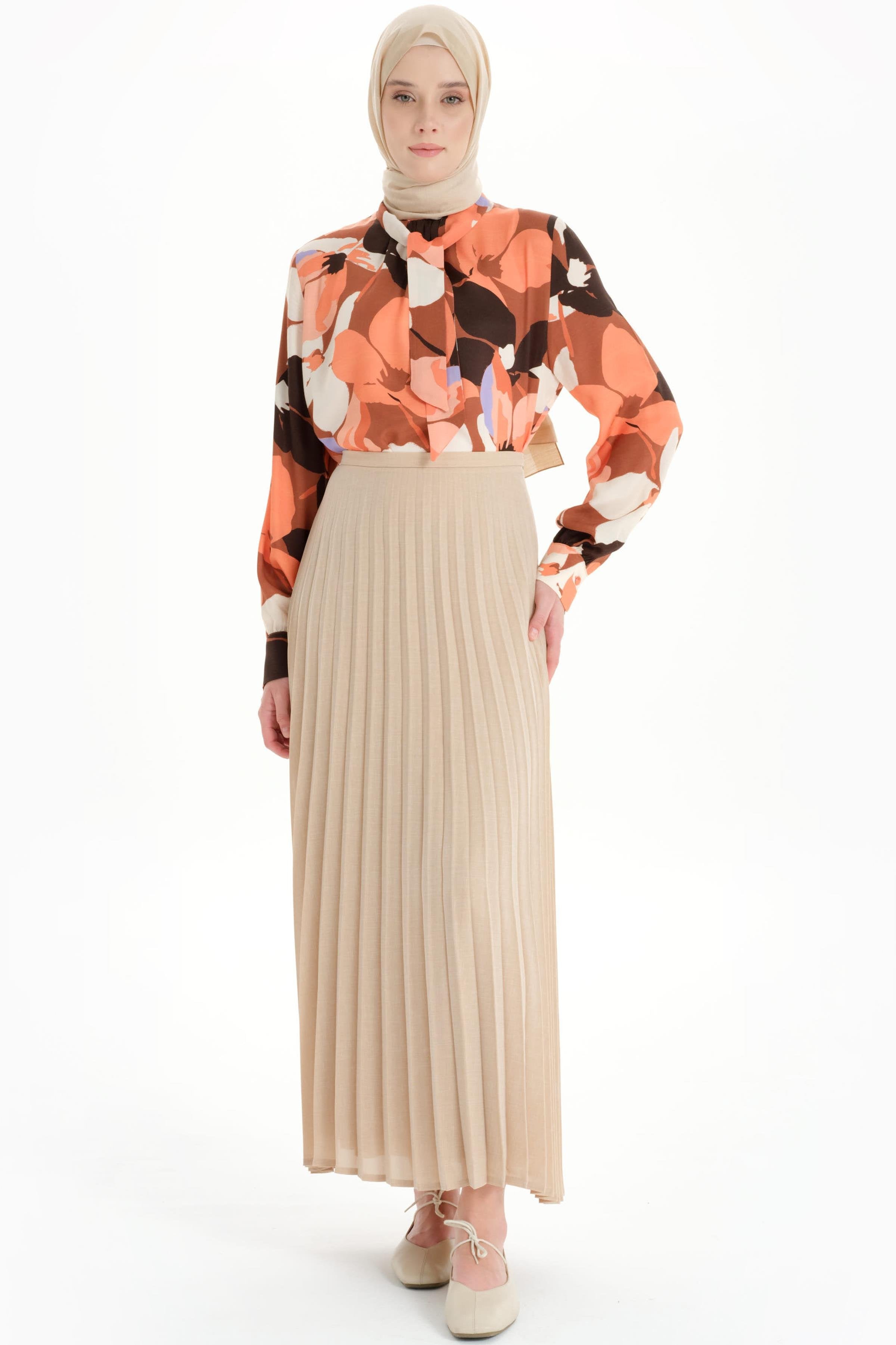 Kravat Yakalı Desenli Bluz - Yavruağzı TUGBA