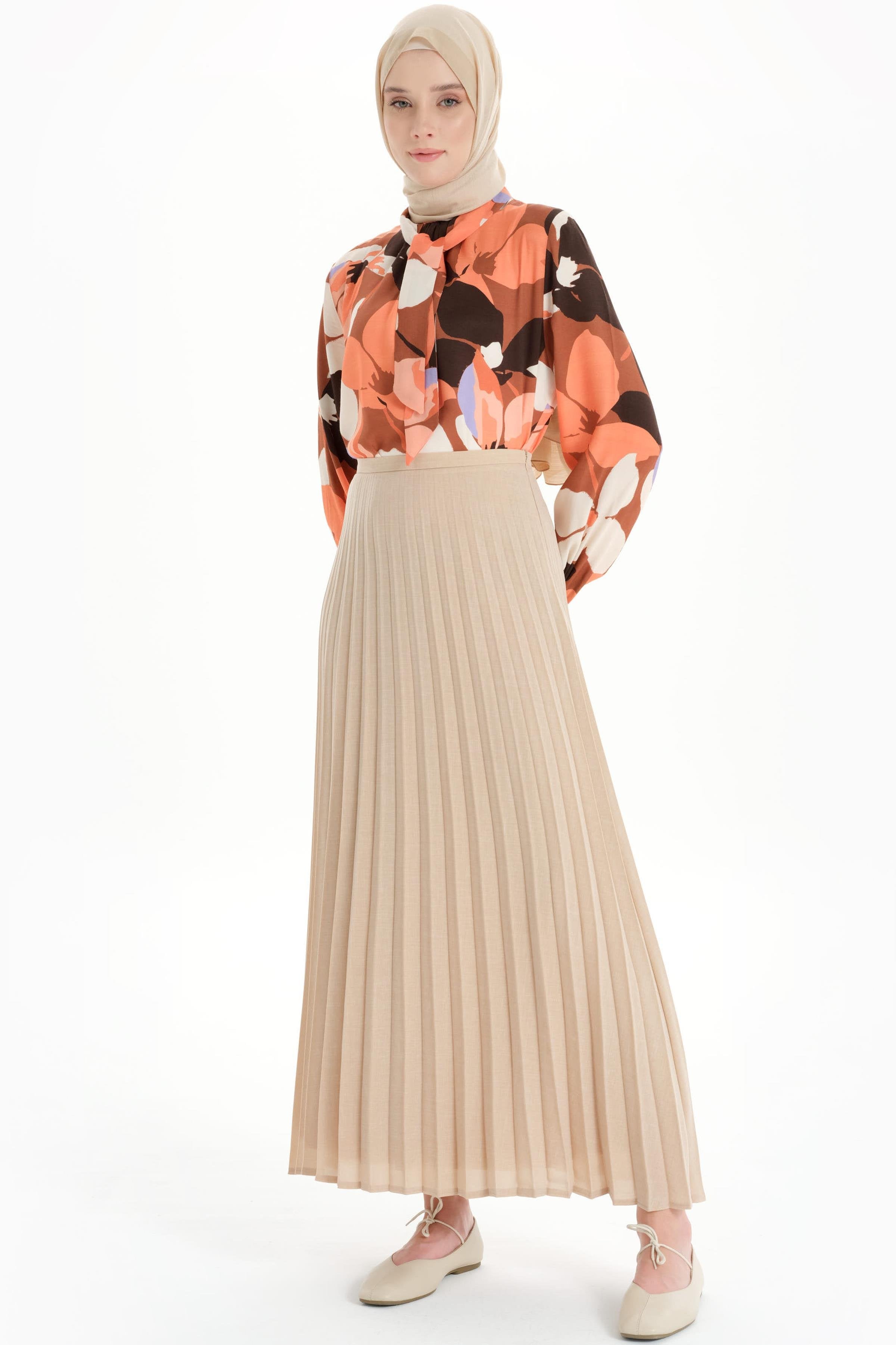 Kravat Yakalı Desenli Bluz - Yavruağzı TUGBA