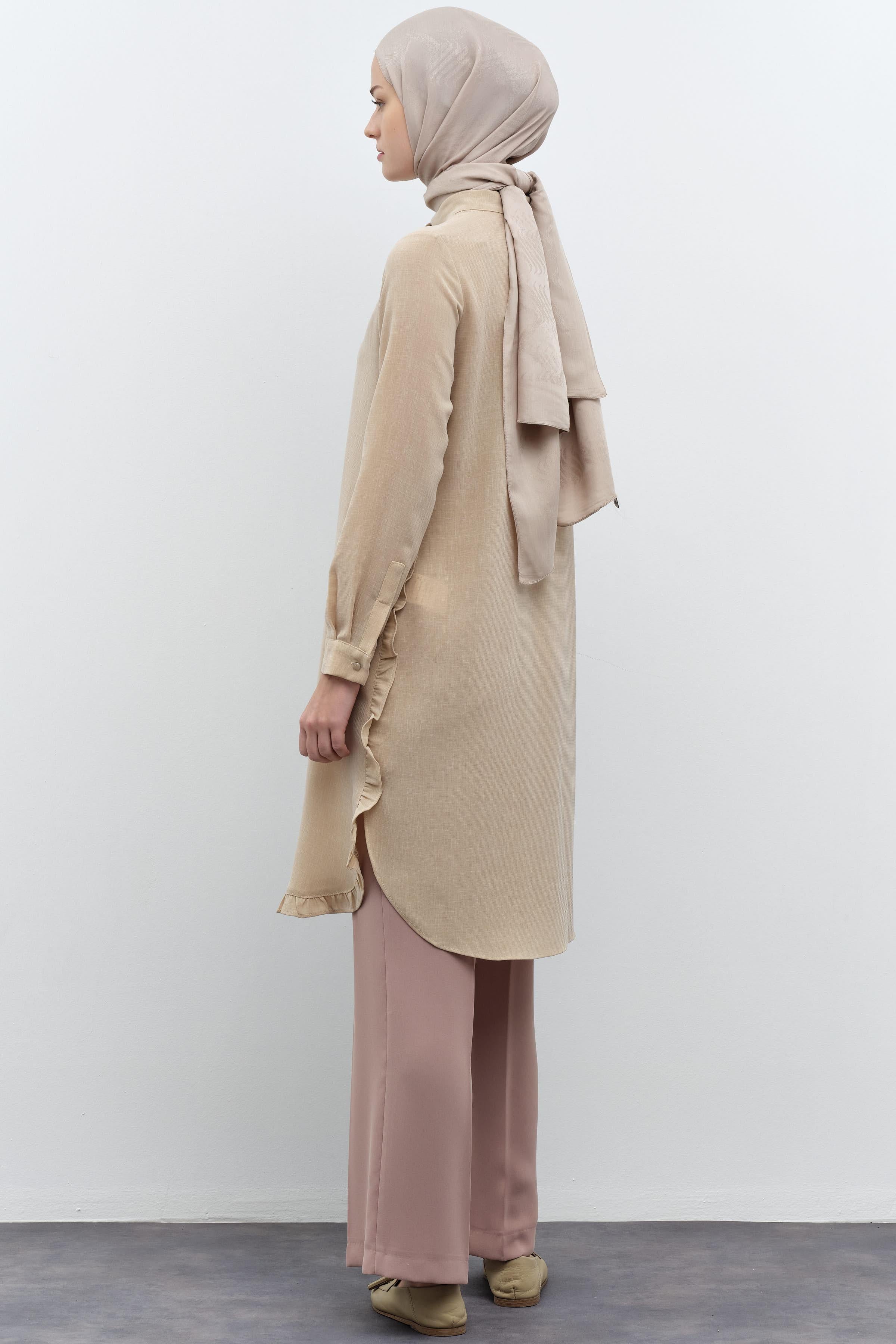 Kravat Yakalı Fırfır Detaylı Tunik - Bej TUGBA