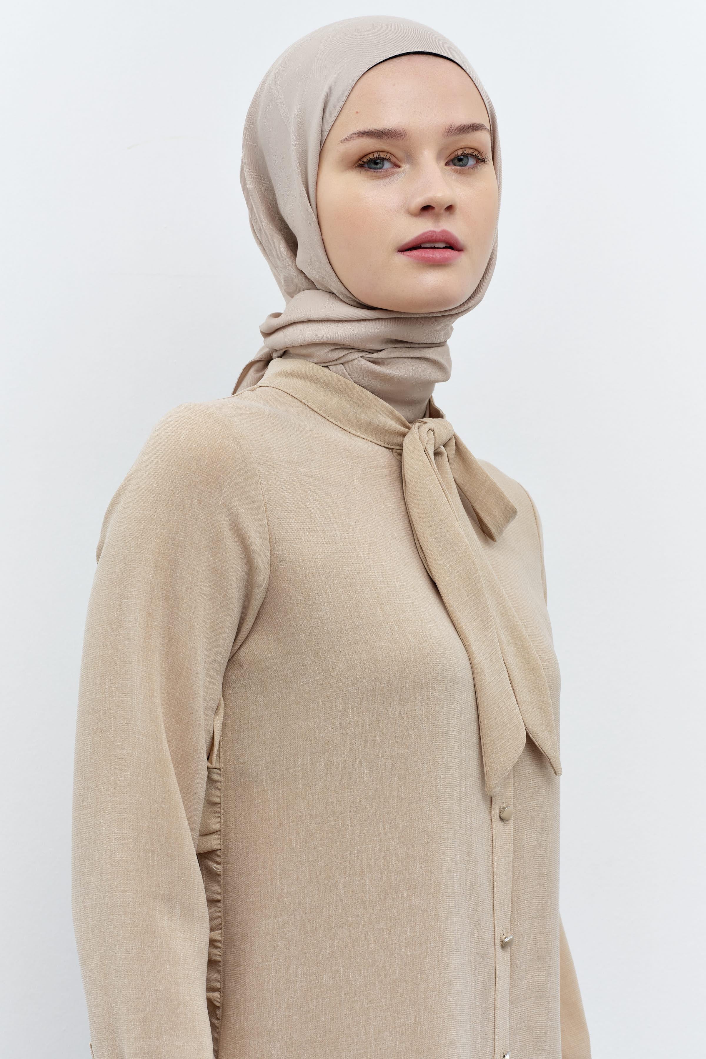 Kravat Yakalı Fırfır Detaylı Tunik - Bej TUGBA