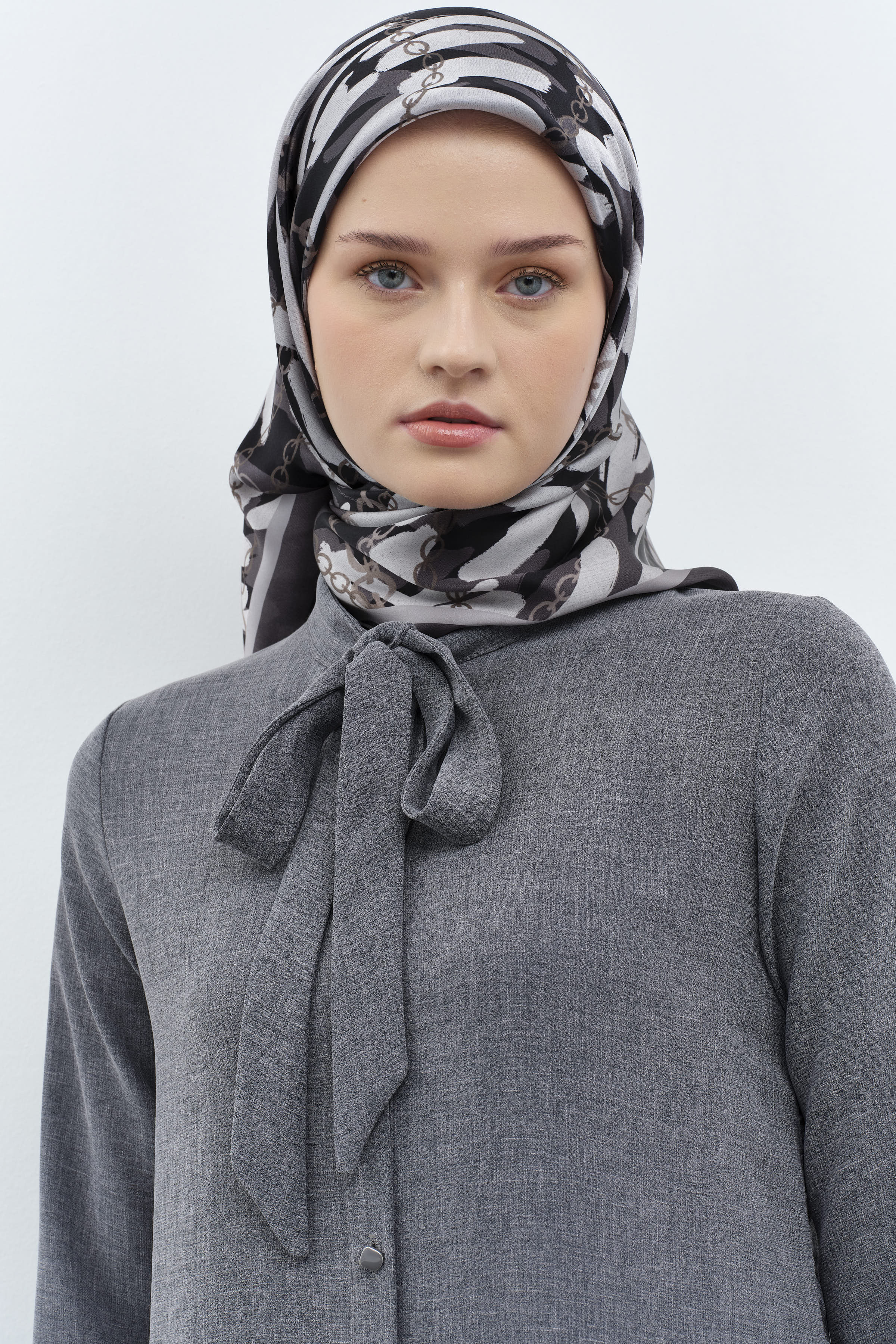 Kravat Yakalı Fırfır Detaylı Tunik - Antrasit TUGBA