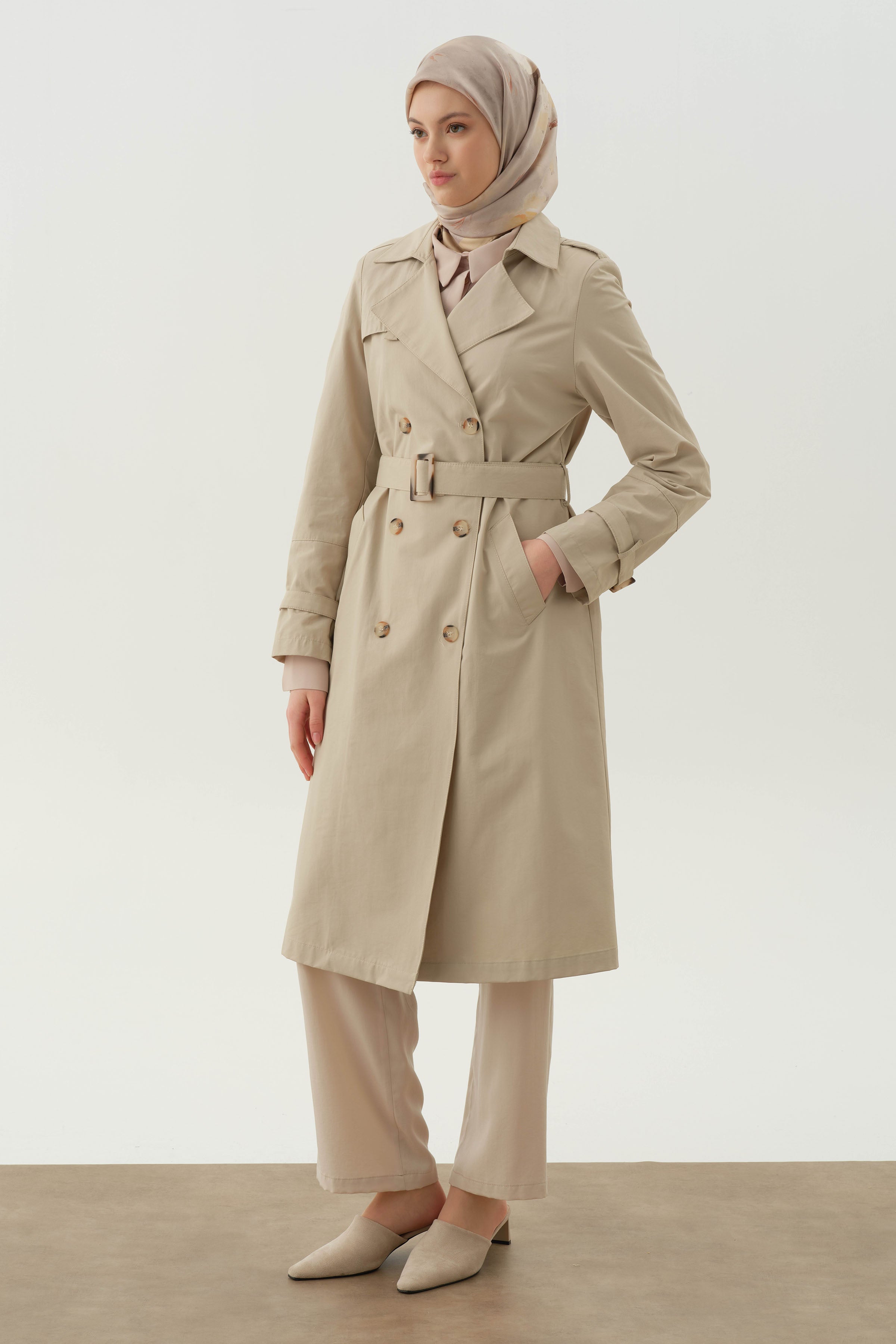 Kruvaze Yaka Kemerli Klasik Trençkot - Bej TUGBA