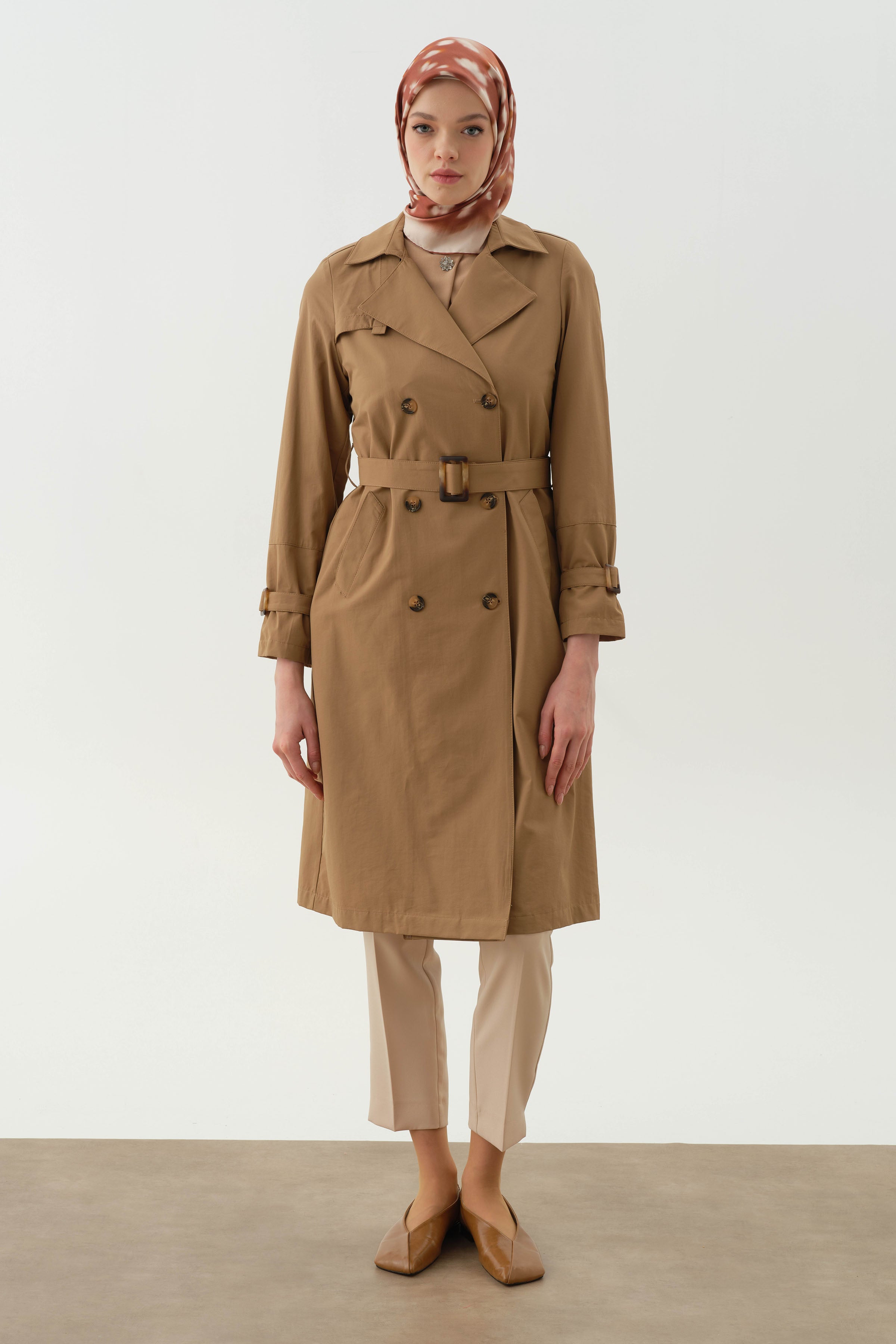 Kruvaze Yaka Kemerli Klasik Trençkot - Camel TUGBA