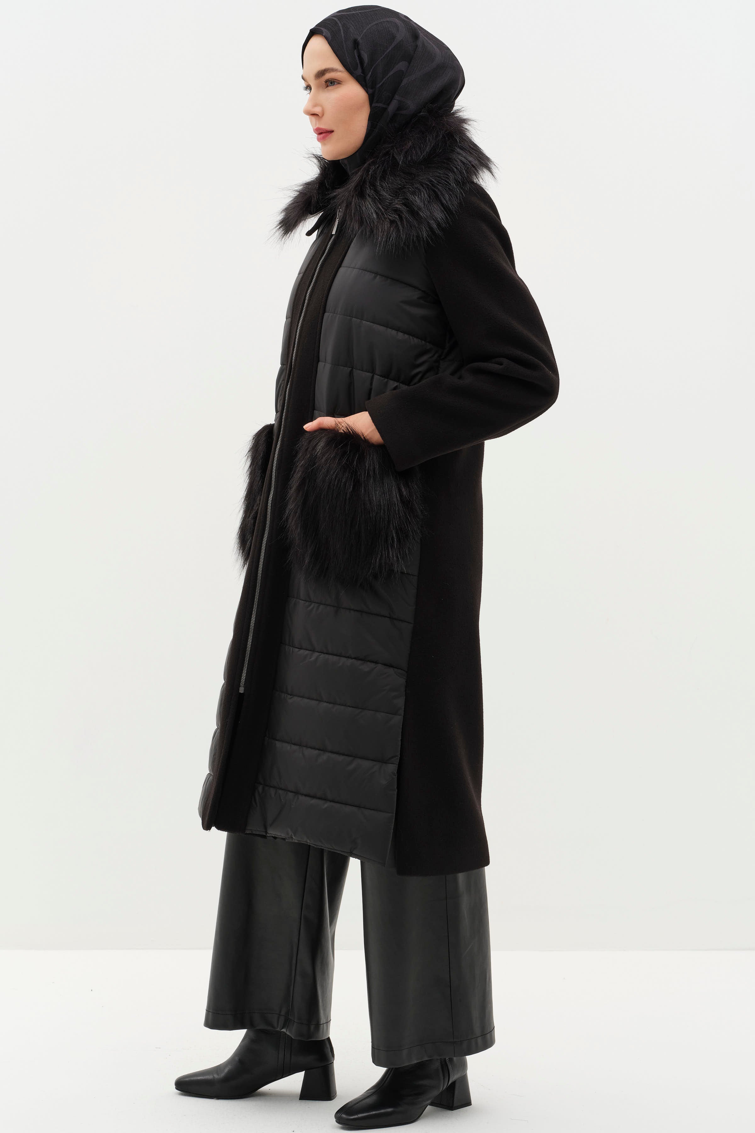 Kürk Cepli Kürk Yakalı Kaban - Siyah TUĞBA