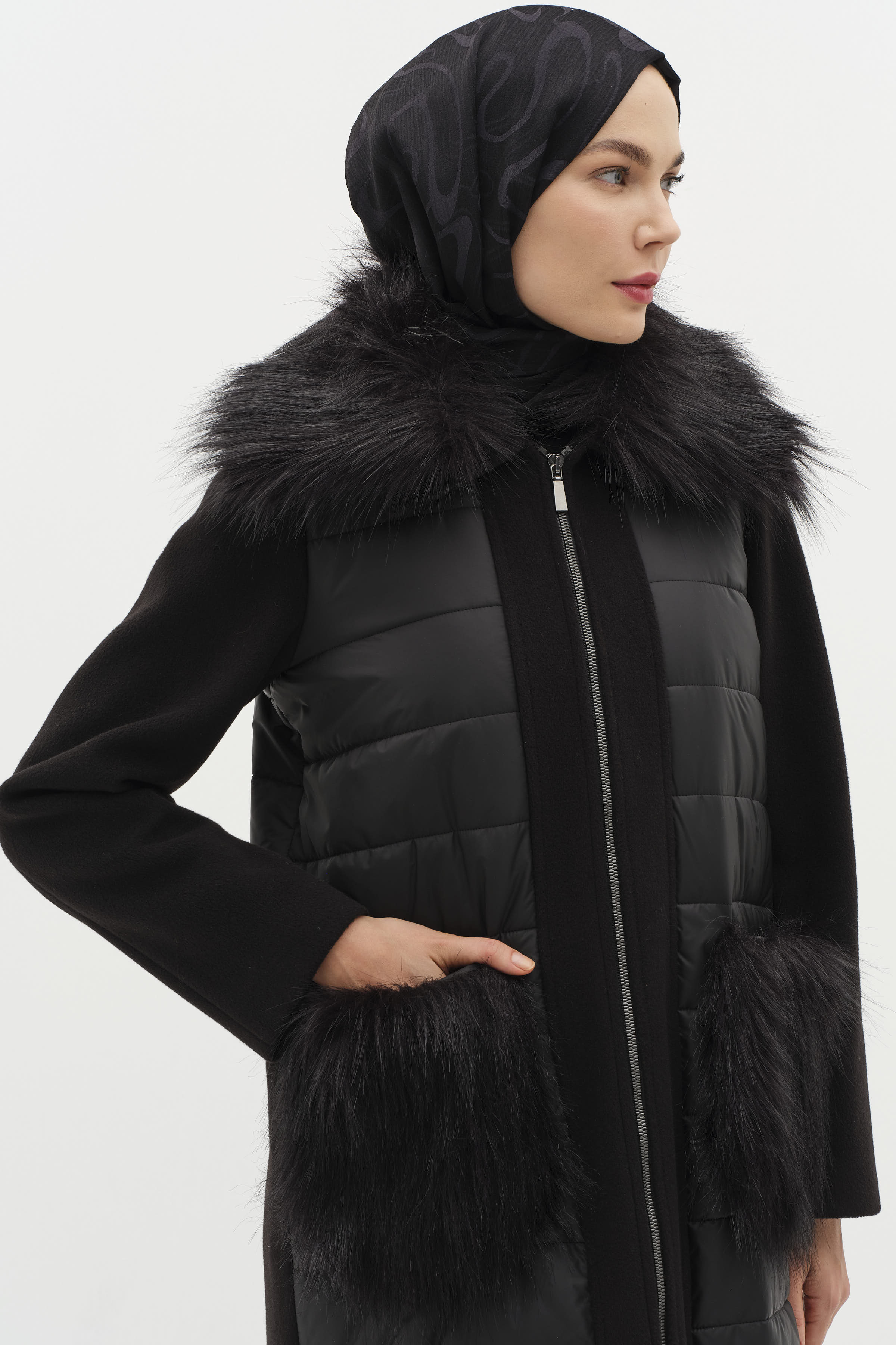 Kürk Cepli Kürk Yakalı Kaban - Siyah TUĞBA