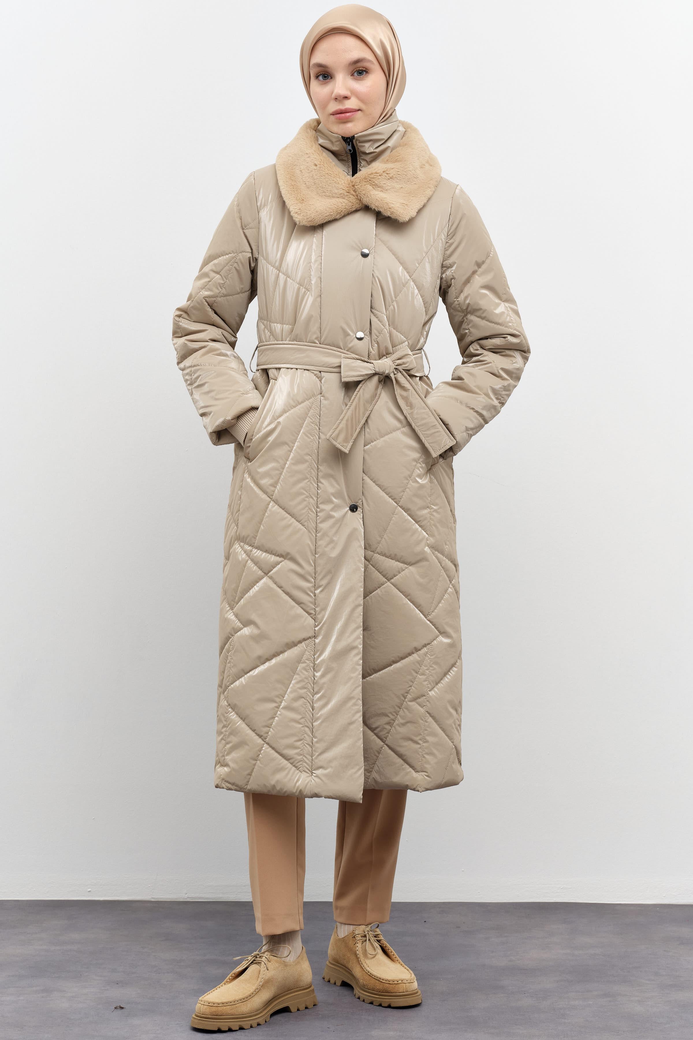Kürk Yakalı Garnili Kapitone Kaban - Bej TUGBA