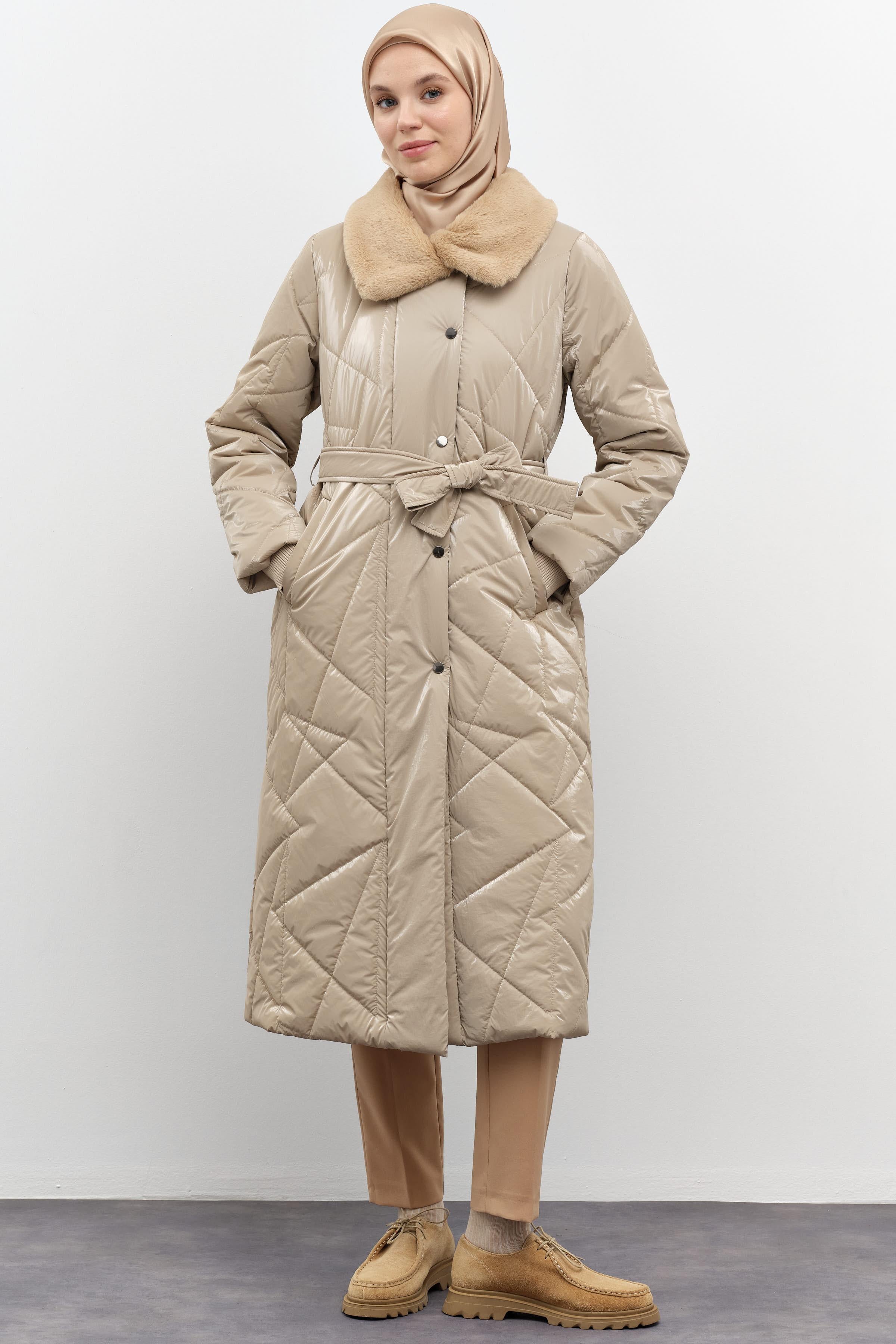 Kürk Yakalı Garnili Kapitone Kaban - Bej TUGBA