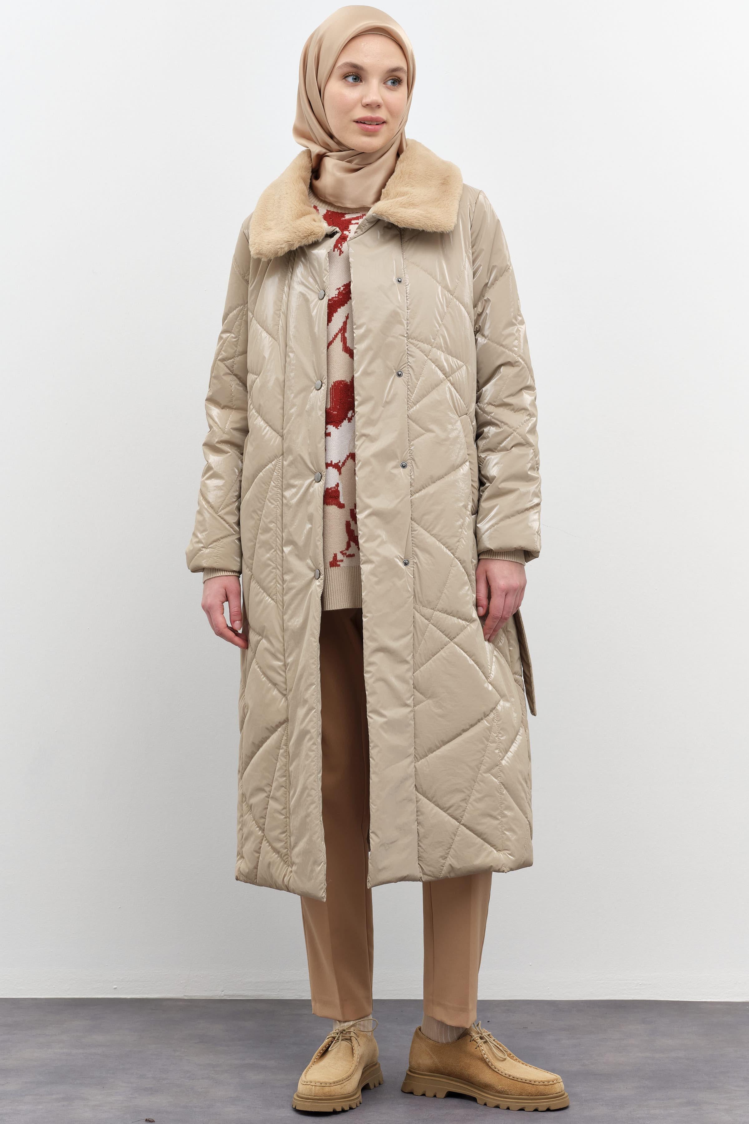 Kürk Yakalı Garnili Kapitone Kaban - Bej TUGBA