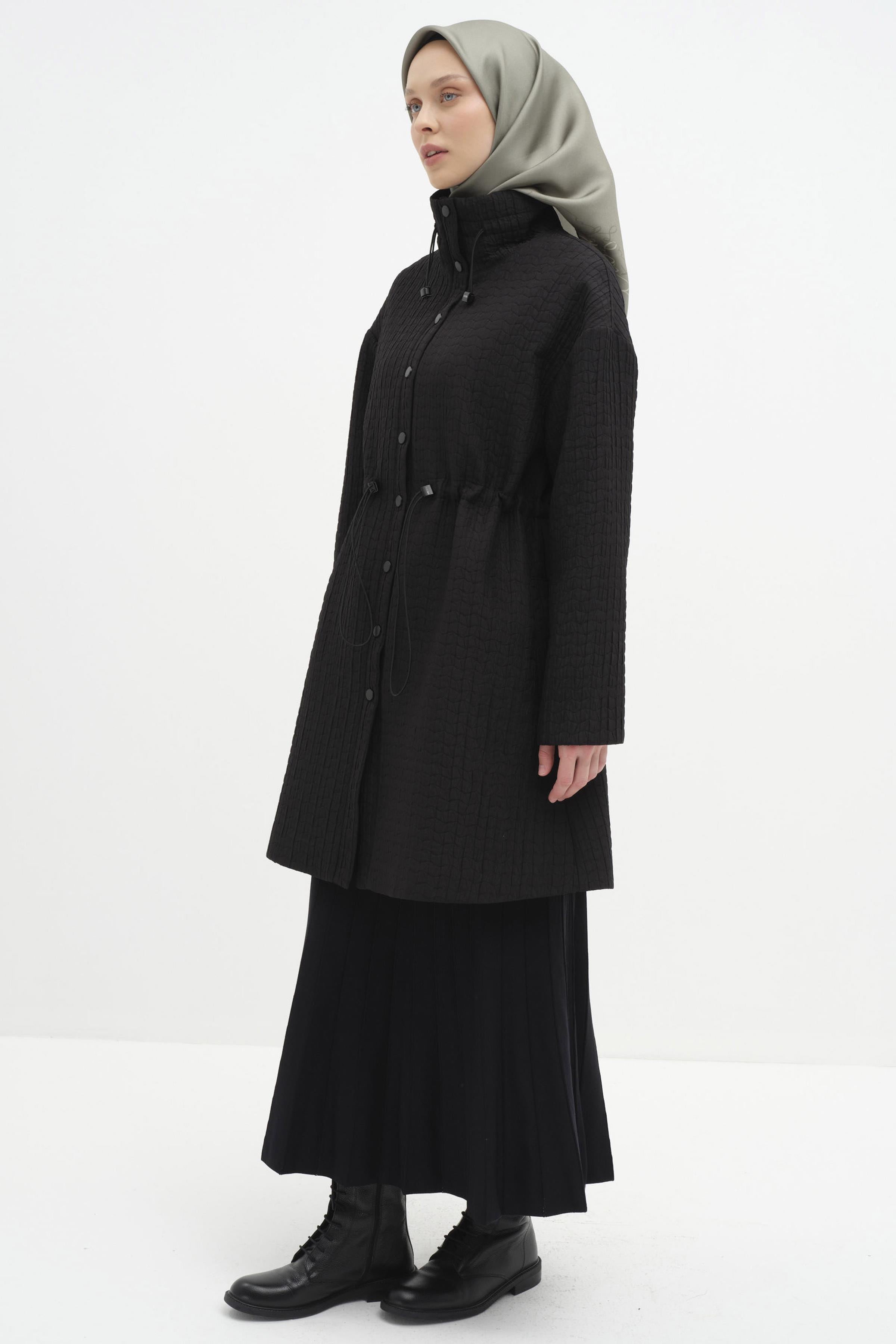 Lastik Büzgü Detaylı İnce Kapitone Kap - Siyah TUGBA