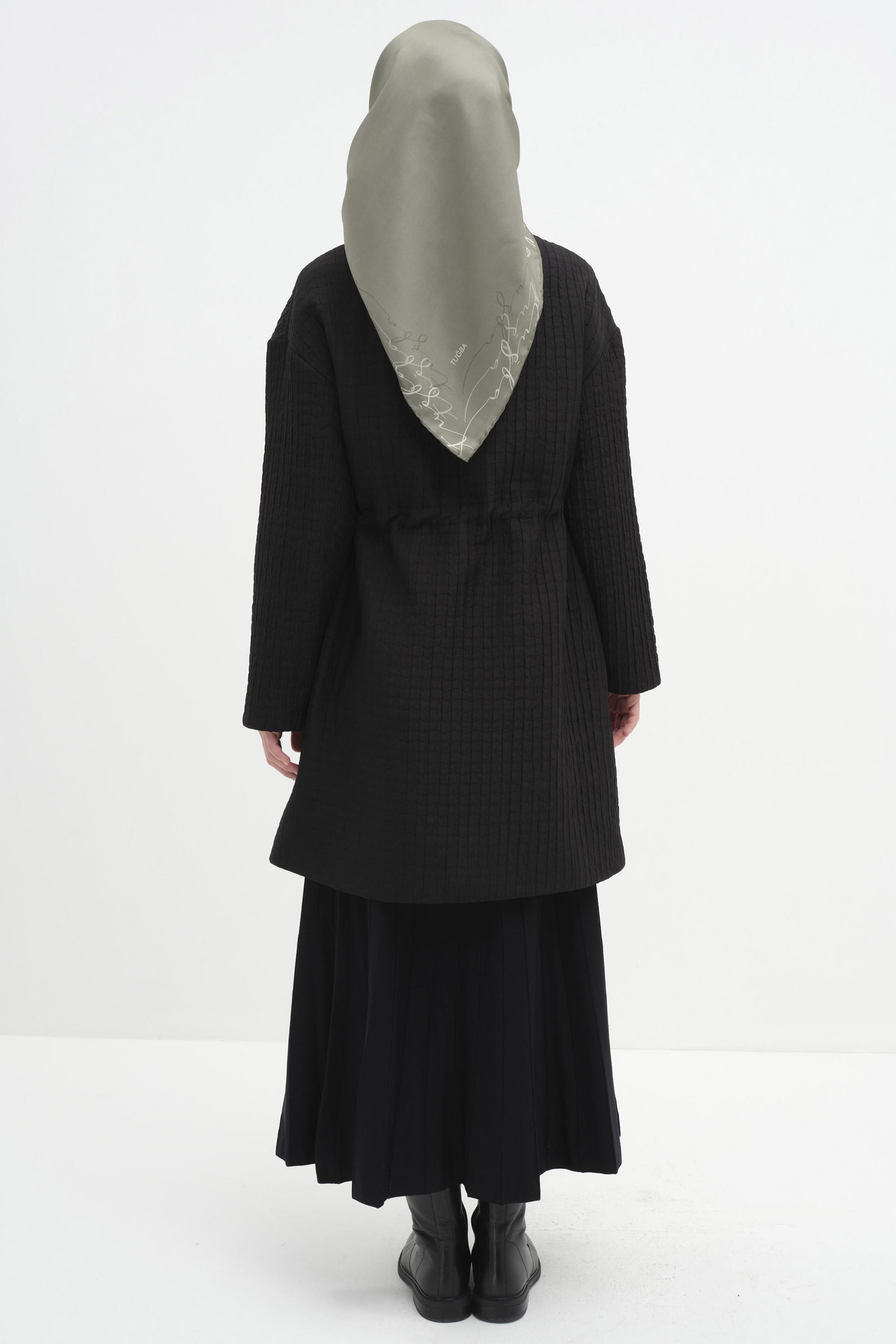 Lastik Büzgü Detaylı İnce Kapitone Kap - Siyah TUGBA