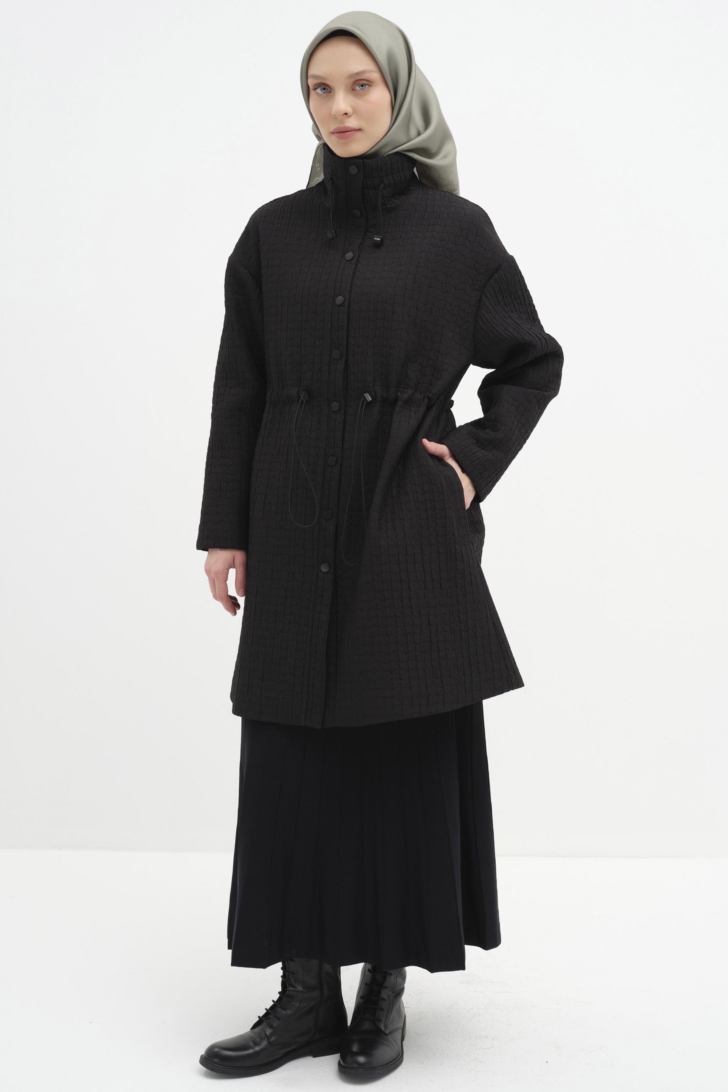 Lastik Büzgü Detaylı İnce Kapitone Kap - Siyah TUGBA