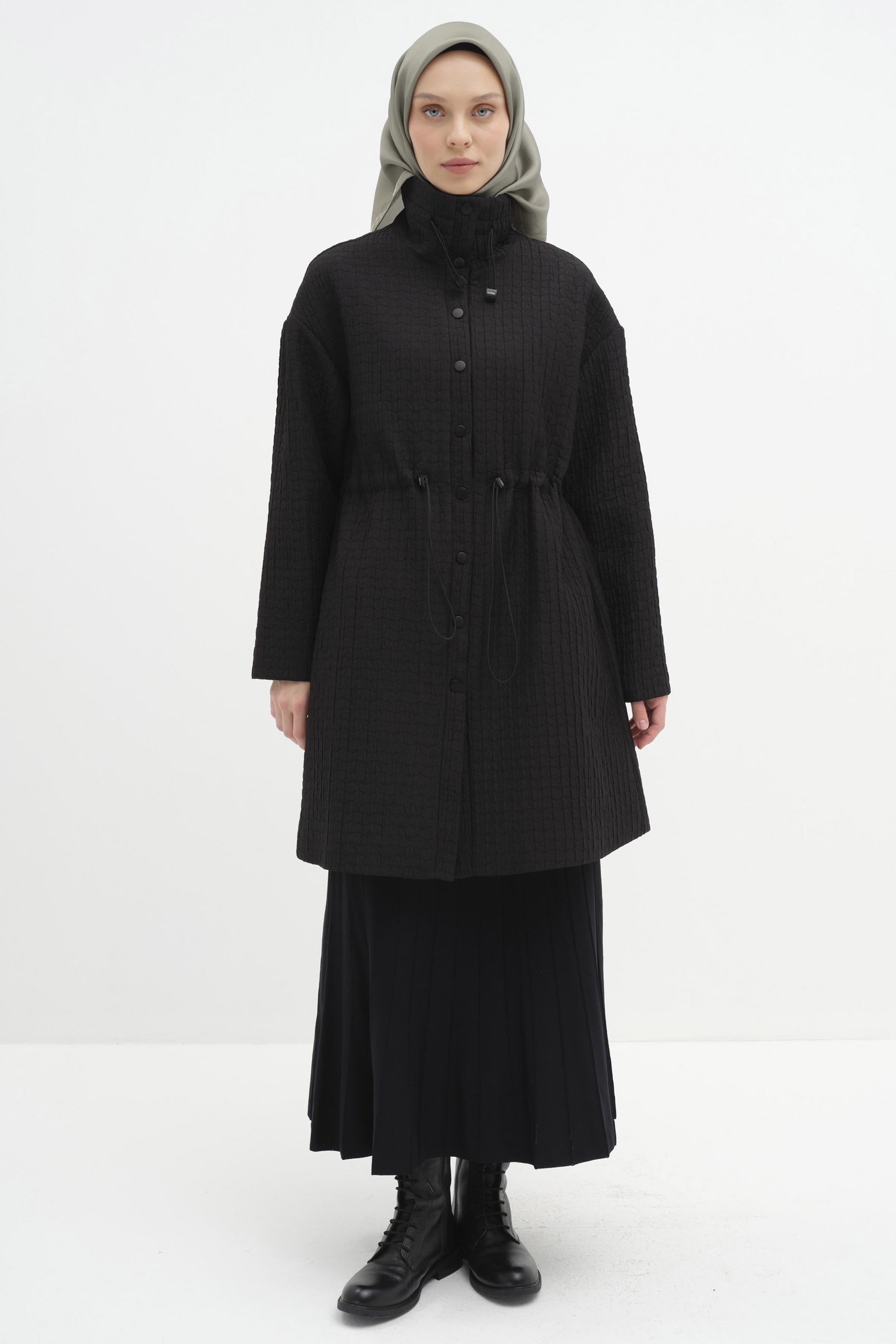 Lastik Büzgü Detaylı İnce Kapitone Kap - Siyah TUGBA