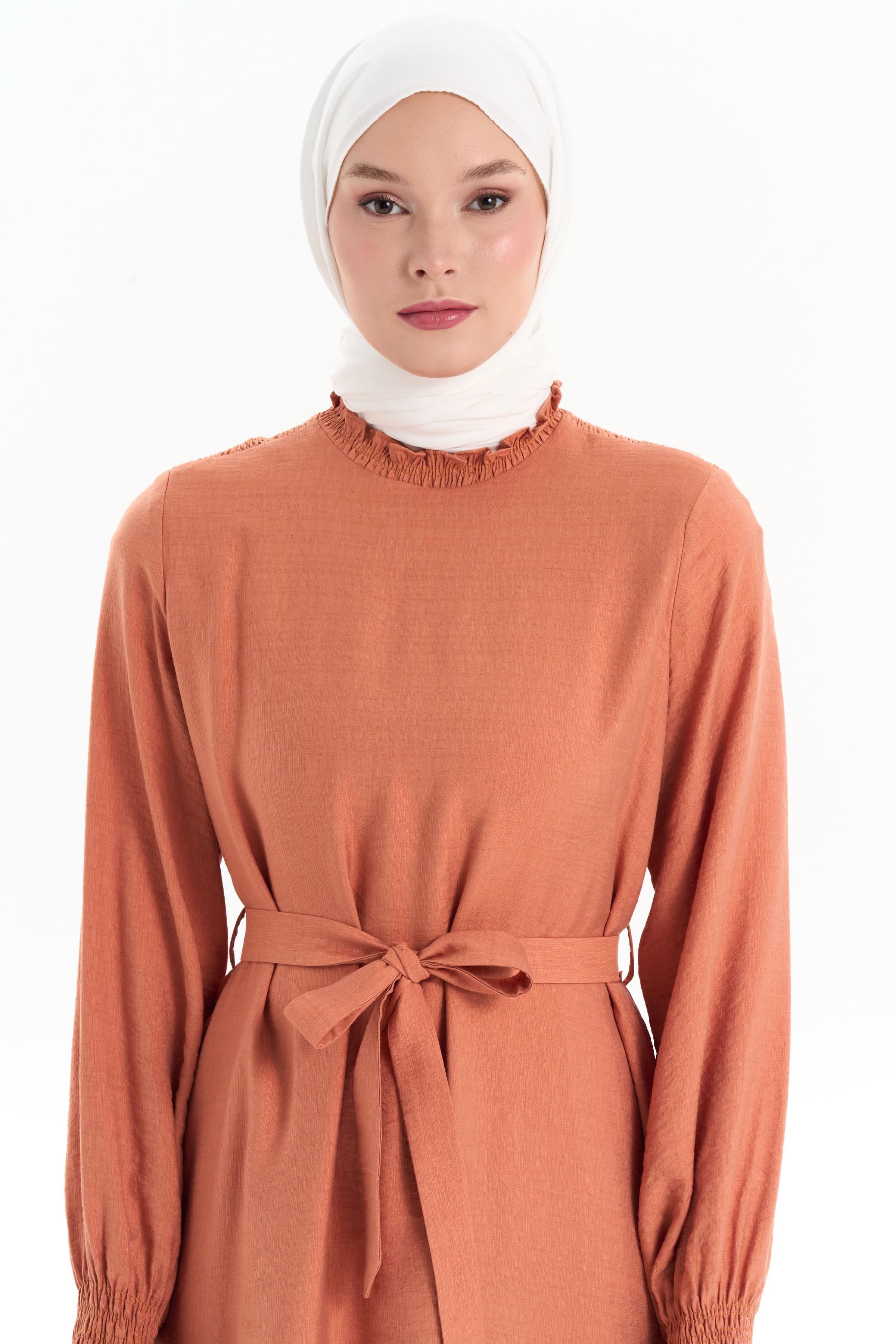 Lastik Detaylı Kuşaklı Elbise - Kiremit TUGBA