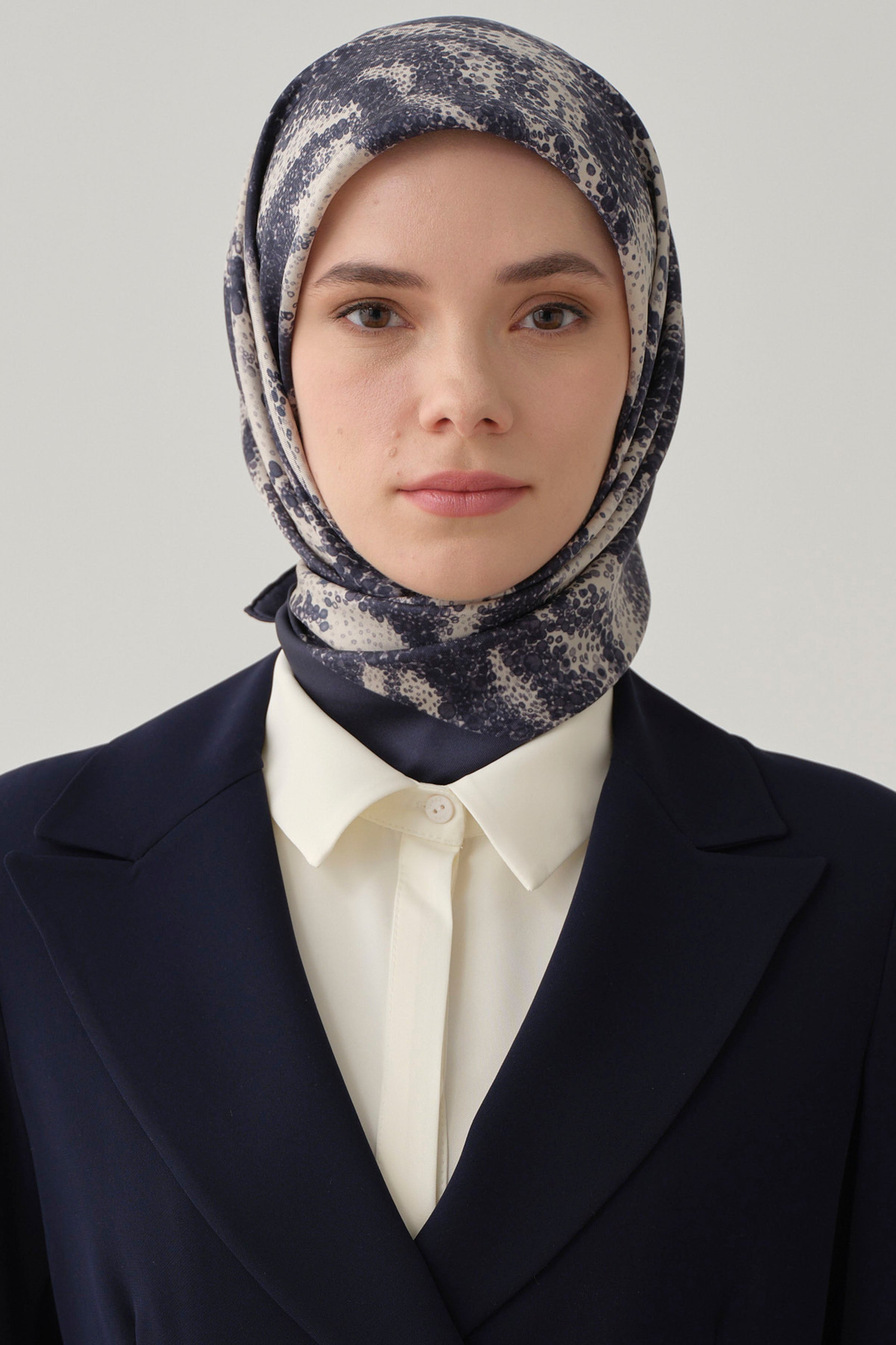 İzel Twill İpek Eşarp - Lacivert TUGBA